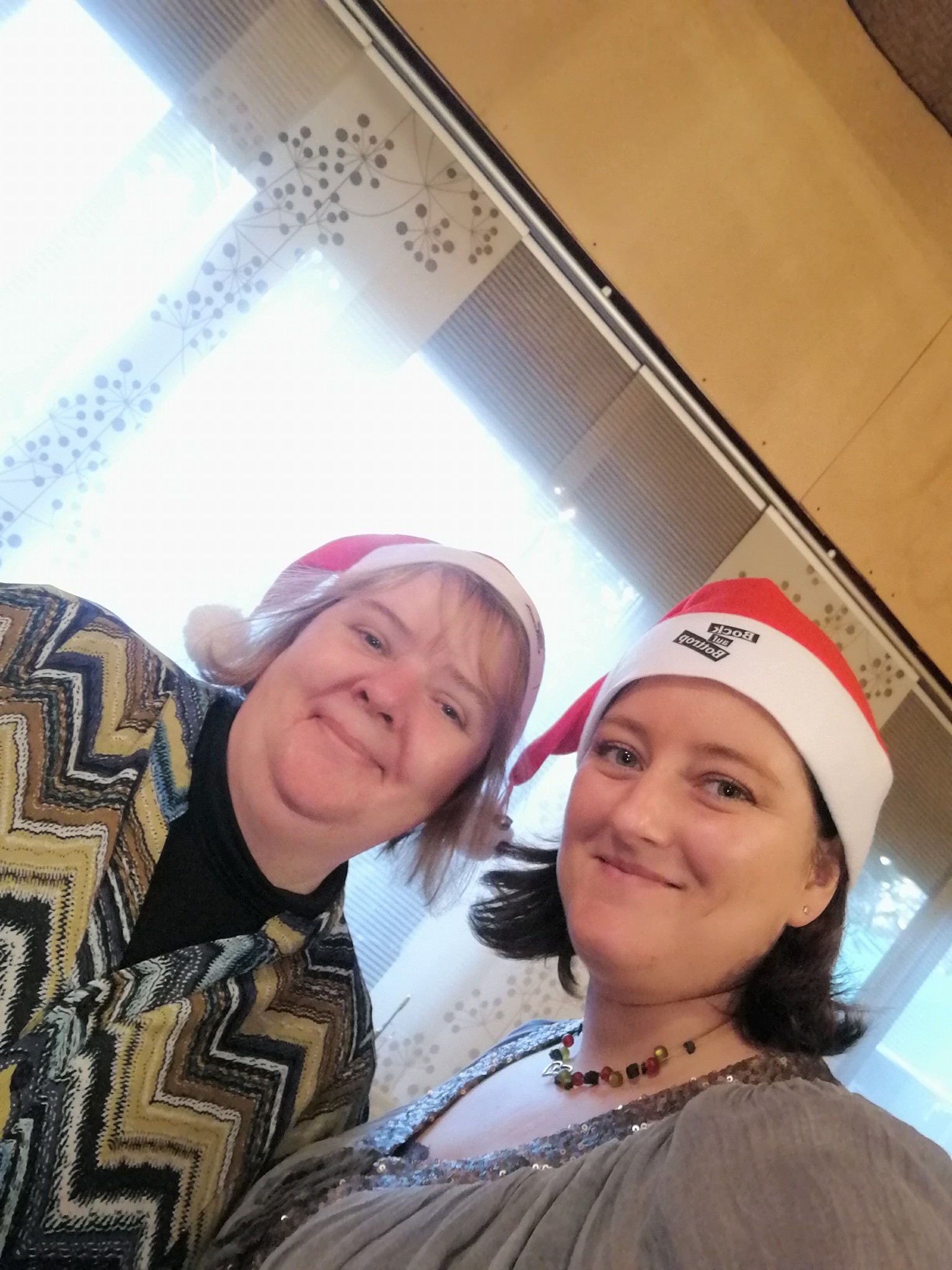 Anja Petsch und Jannecke Mathena halfen den Gästen Ihre Geschenke einzupacken