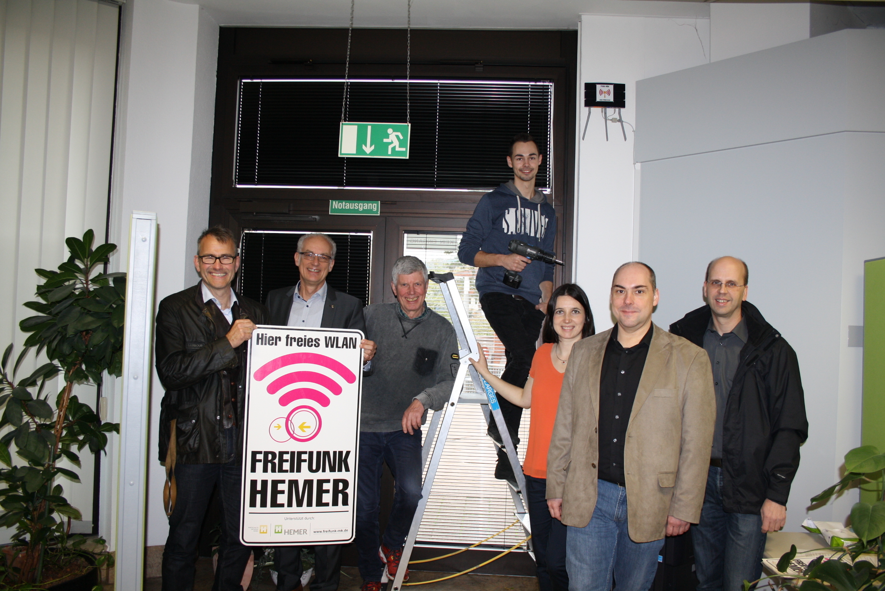 Rainer Wiesemann (WI), Bürgermeister Michael Heilmann, Klaus Hennecke (WI), Julian Golpon (Stadt Hemer), Kirsten Staubach (Wirtschaftsförderung) sowie Christian Falk und Dominik Fischer von der Initiative Freifunk.