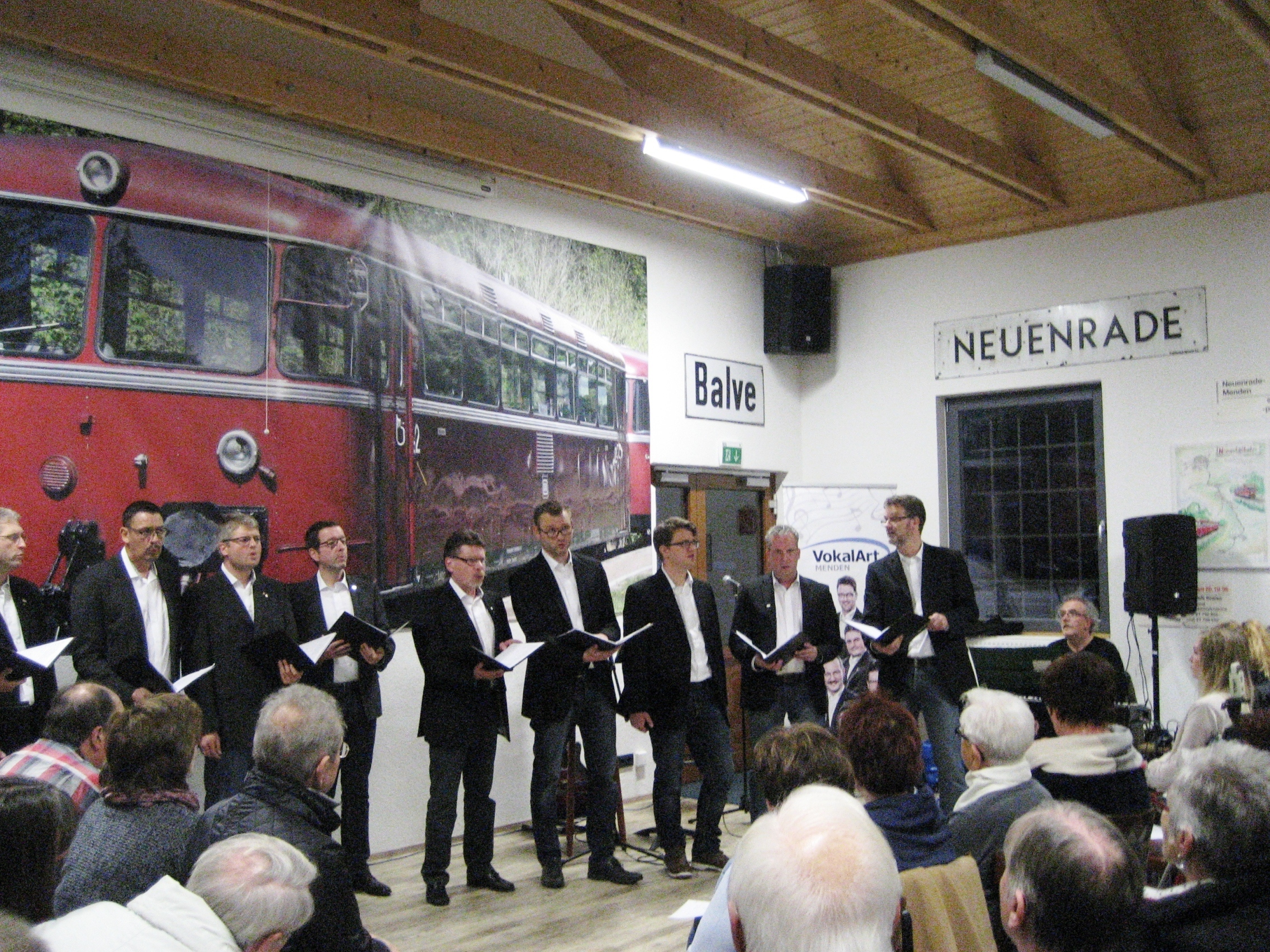 Der Mendener Meisterchor VokalART mit dem Leiter Klaus Levermann (ganz rechts)
