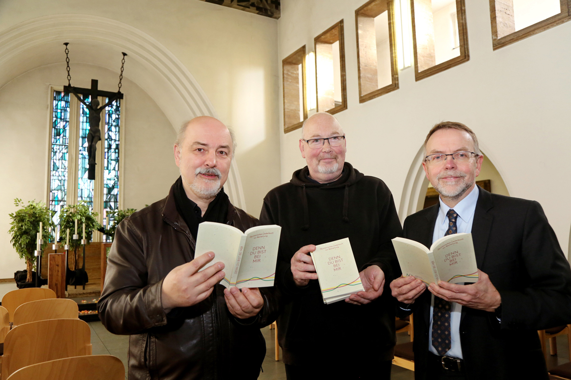 Unser Foto zeigt (v.l.n.r.) den Kirchenmusiker Lothar Jorczik, Pastor Arnold Jentsch (St. Bonifatius) und Matthias Helms (Vorsitzender des Presbyteriums der Evangelischen Kirchengemeinde Altstadt) bei der Vorstellung der neuen ökumenischen Liederbücher in der Trauerhalle auf dem alten Teil des Parkfriedhofs. Pressefoto: Kirchenkreis Essen/Kerstin Bögeholz