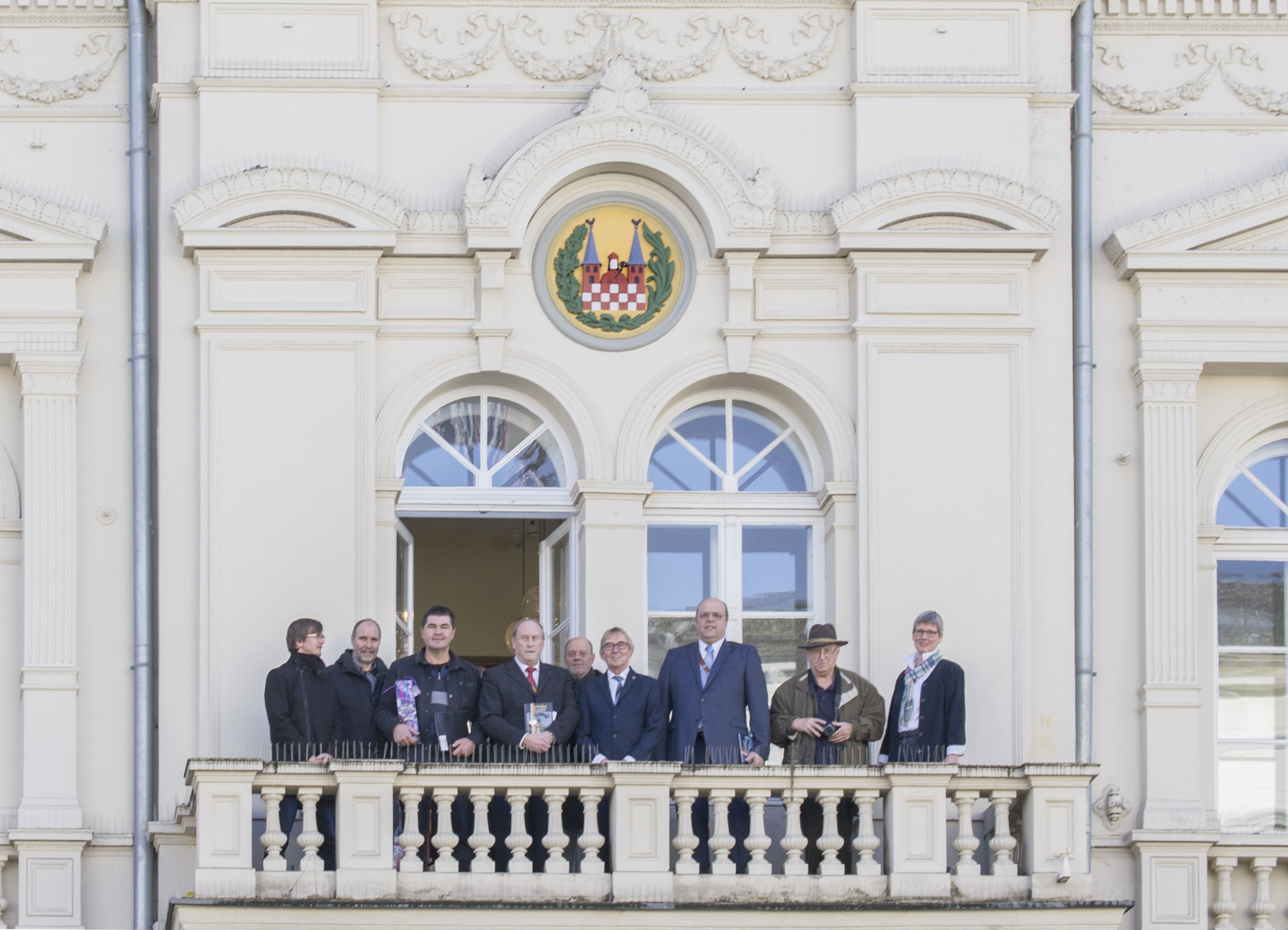 Alle Beteiligten freuten sich mit Bürgermeister Dr. Peter Paul Ahrens (Mitte), Projektinitiator Rolf Weide (4. von links) und dem 1. Vorsitzenden der Verbindung Thomas Slatosch (3. von rechts) über das schön restaurierte Stadtwappen.
