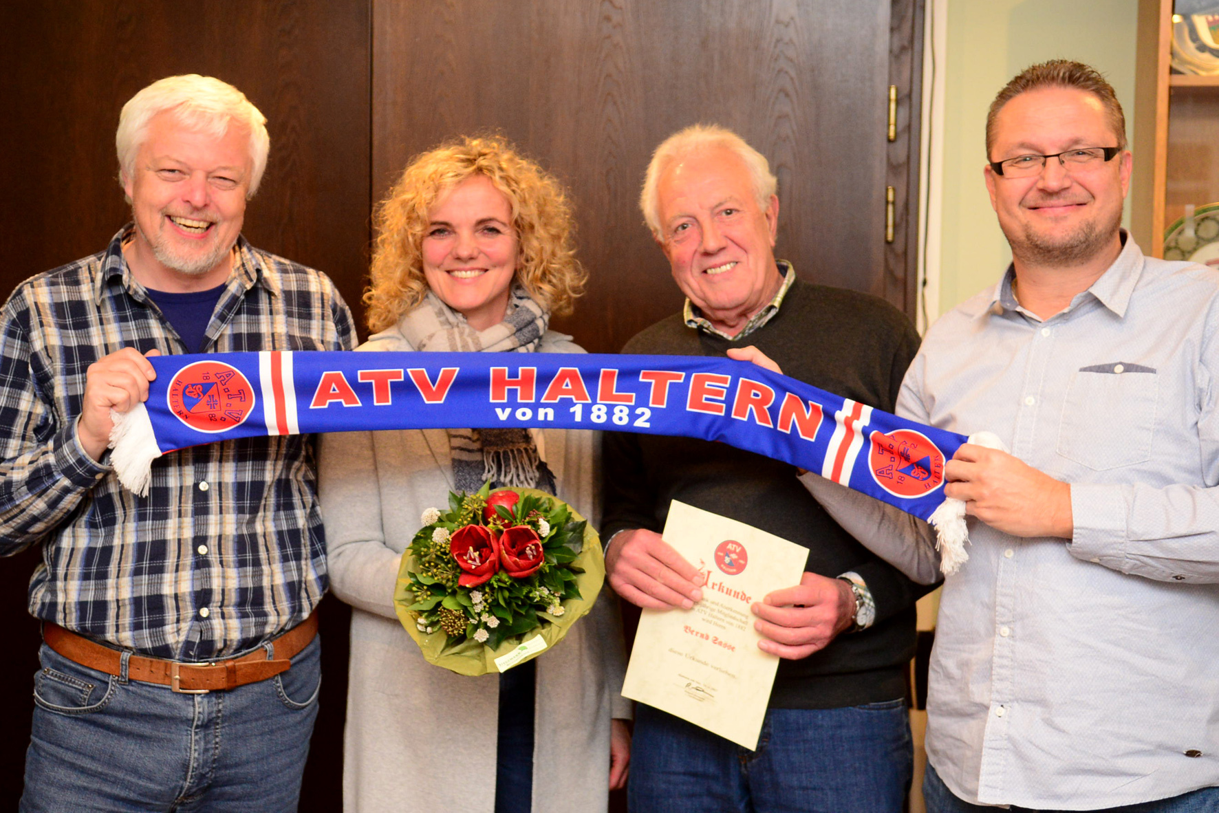 Der Vorsitzende Rupert Joemann (r.) gratulierte (v.l.) Martin Hülsken, Petra Völker und Bernd Sasse.
