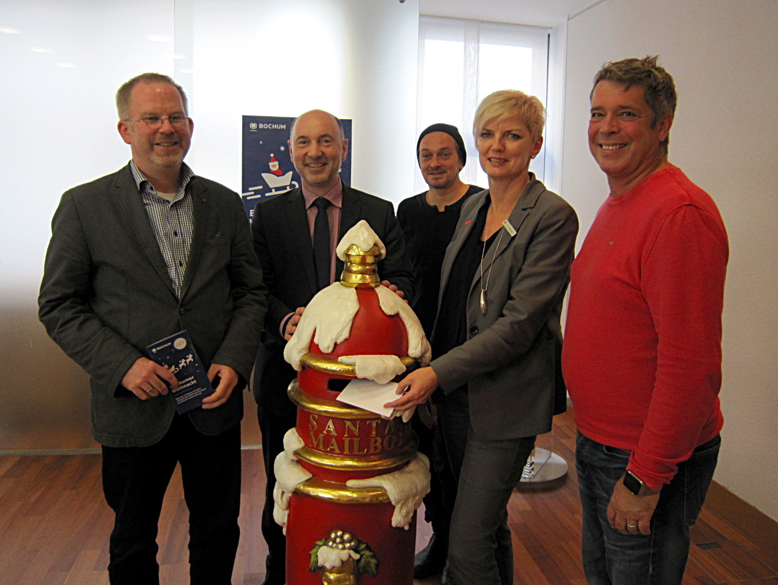 Standesbeamter Torsten Haunert (v.l.), Bochum-Marketing-Geschäftsführer Mario Schiefelbein, Frank Weiß, Dramaturg am Prinz-Regent-Theater, Annette Adameit von der Sparkasse Bochum und Frank Kolberg von der „Boulevard-Alm“ freuen sich auf den morgigen Beginn des Weihnachtsmarkts.