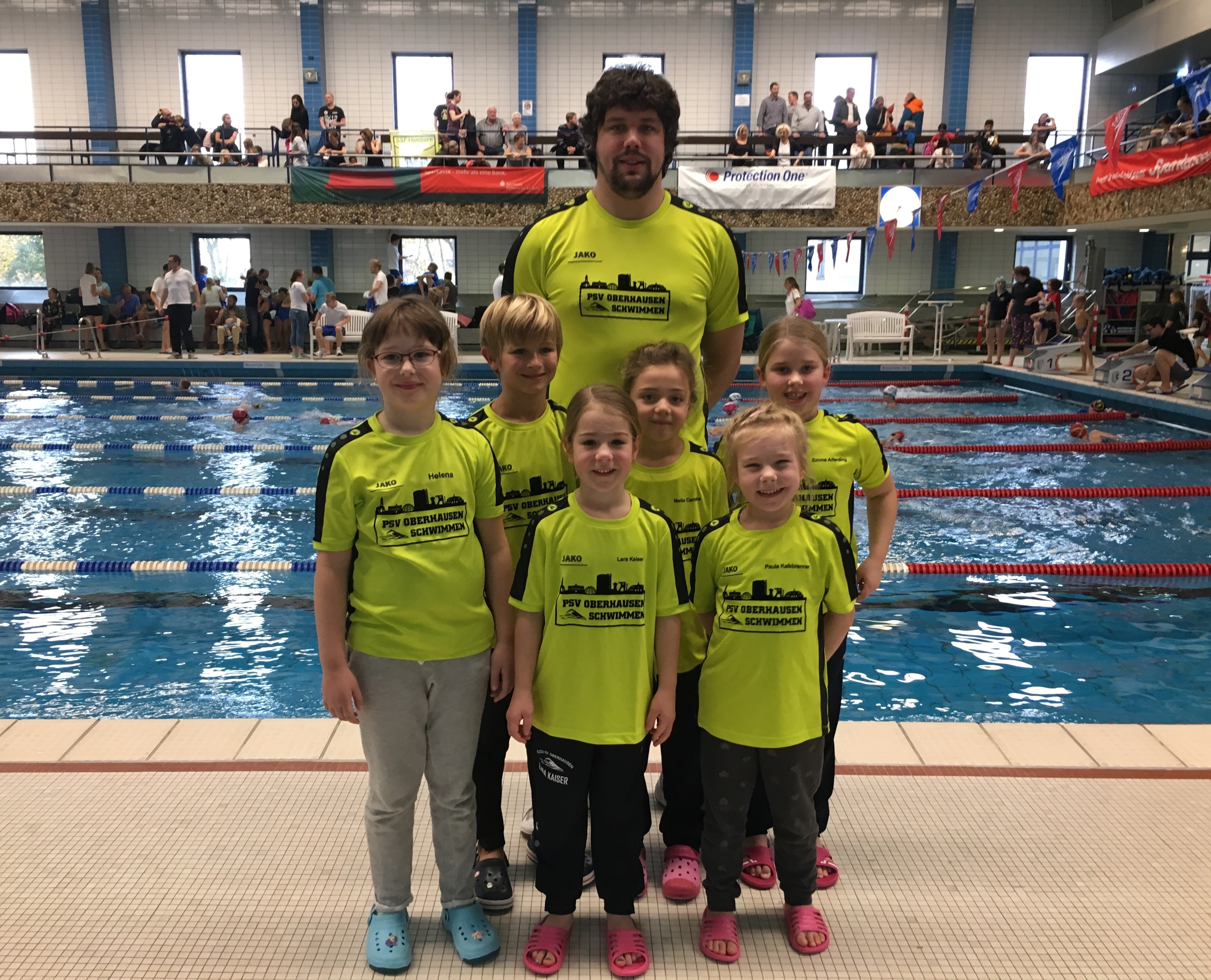 Das Team der jJüngsten: vorne von links Helena Bielitzki, Lara Kaiser, Paula Kalkbrenner, 2 Reihe Rafael Kempkens, Melia Camlica, Emma Alferding und Trainer Robin Dehm