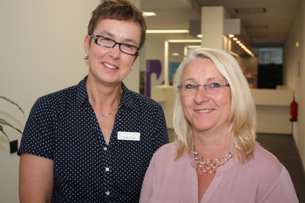 Christiane Naß (l.) und Beate Bahlke bieten am Aktionstag eine Telefon-Hotline an.