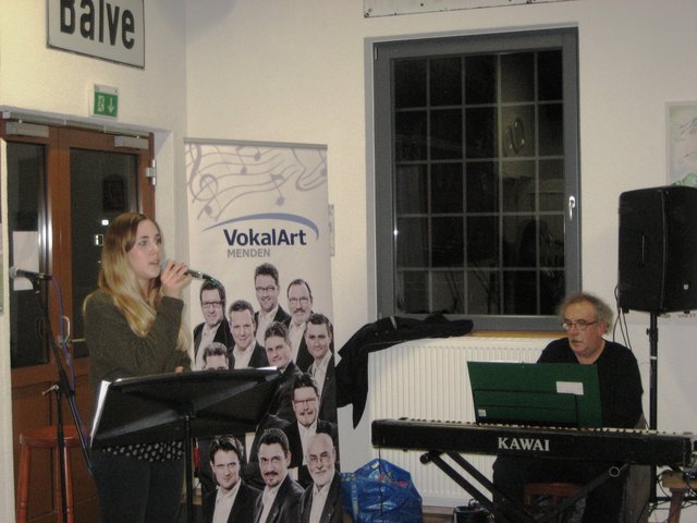 Pia Schmoll sang verträumte Pop-Balladen mit Klavierbegleitung durch Musikprofessor Michael Schmoll.