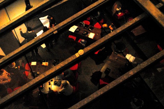 Lokalkompass-Workshop im Wintergarten des Unperfekthauses in Essen (Hier: Spiegelung in der Decke)