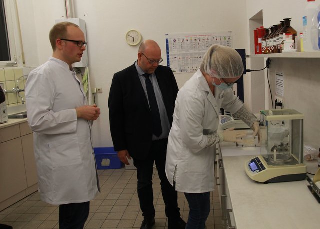 Während des gut einstündigen Treffens warf der Politiker einen Blick in das sogenannte „Backoffice“ und verschaffte sich ein Bild von der täglichen Arbeit in einer Apotheke.