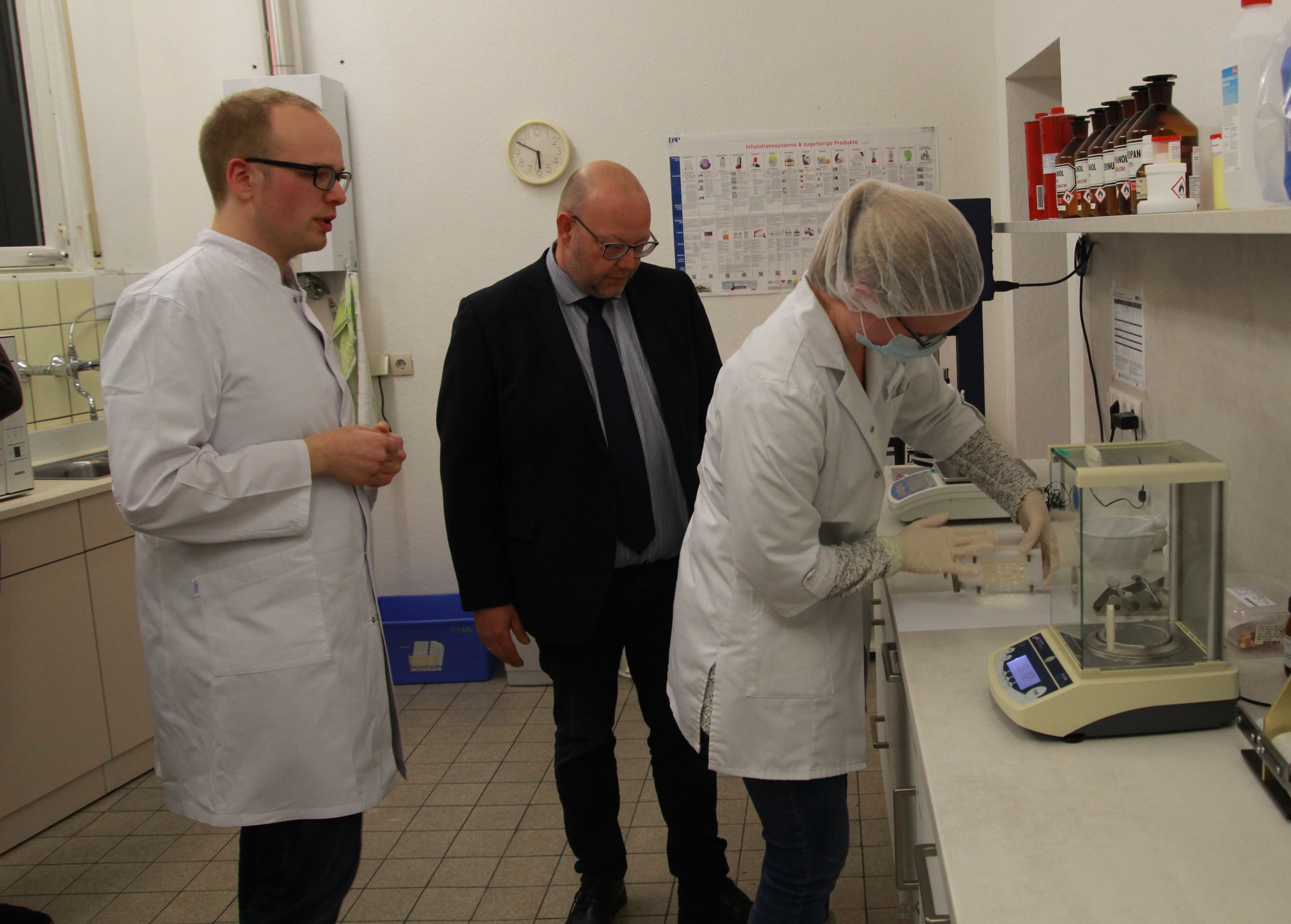 Während des gut einstündigen Treffens warf der Politiker einen Blick in das sogenannte „Backoffice“ und verschaffte sich ein Bild von der täglichen Arbeit in einer Apotheke.
