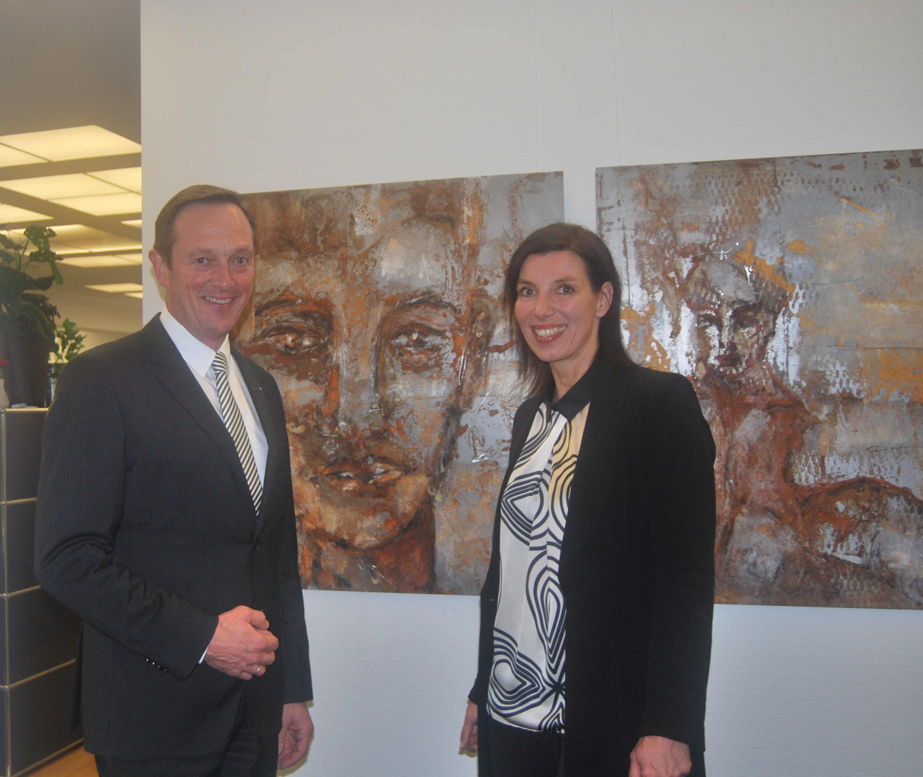 Martin Weber (Filialdirektor der Märkischen Bank in Menden) und Claudia Mölle.