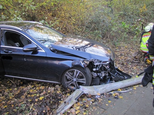 Der Mercedes war nach dem Unfall nicht mehr fahrbereit. | Foto: Polizei