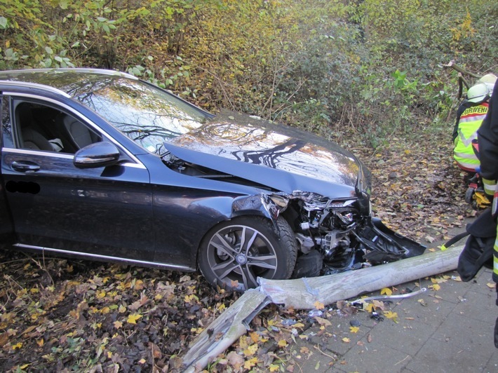 Der Mercedes war nach dem Unfall nicht mehr fahrbereit.