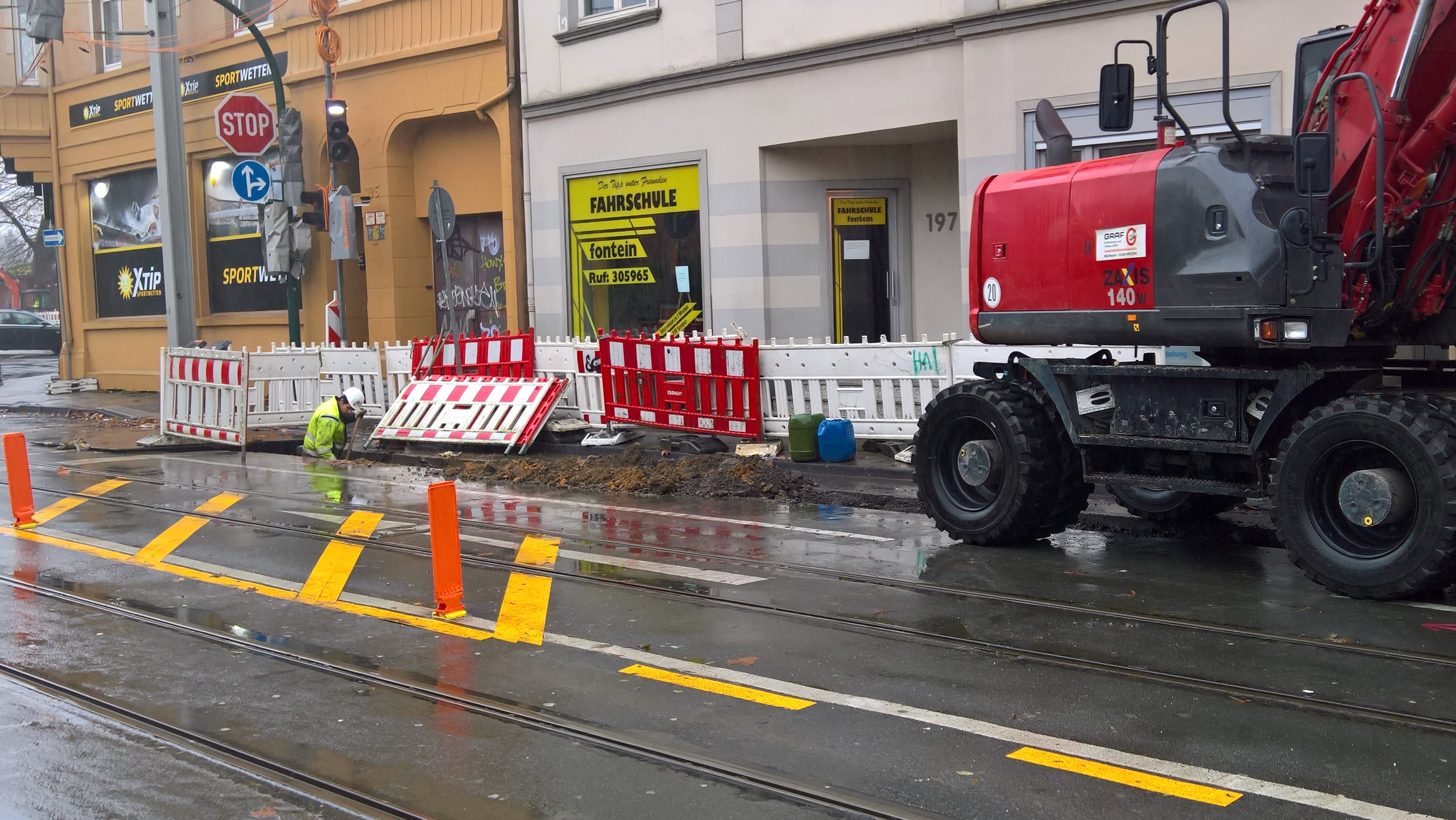 Seit Baubeginn arbeiten nur zwei Personen an der Baustellen und verursachen ein riesen Verkehrschaos.
