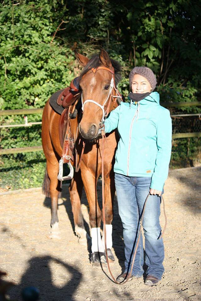 Lisa Krüger und ihre Stute Frostys Chexinic durften am vergangenen Sonntag bereits die ersten Kinder am Stall begrüßen. "Das war super", schreibt die erfolgreiche Westernreiterin auf Nachfrage. Und eine gelungene Abwechslung auch für das von Thomas Grefenhaus trainierte Duo im Reining.