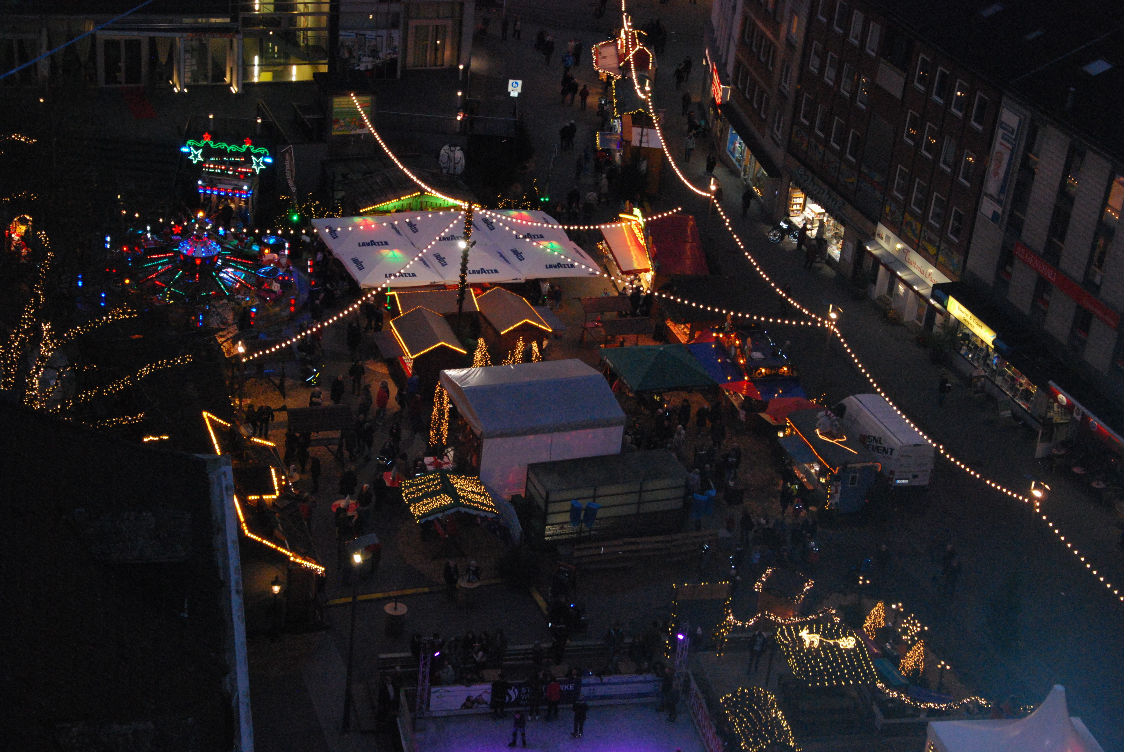 Bunt liegt der Weihnachtsmarkt auf dem Rathausplatz dem Rathaus zu Füßen.