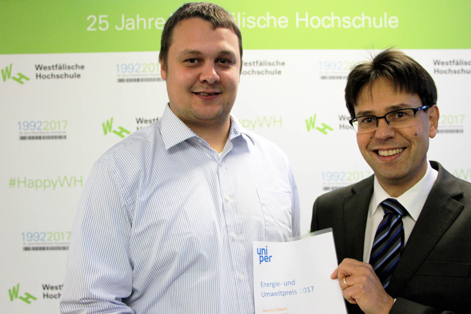 Der Oberhausener Dennis Ebbers (30) erhielt für seine Bachelorarbeit den Energie- und Umweltpreis 2017 der Technologie-Einheit von Uniper mit Sitz in Gelsenkirchen. Den mit 2.000 Euro dotierten Preis bekam er im Rahmen der Absolventenfeier in der Lehreinheit „Facilities Management” an der Westfälischen Hochschule. Den Preis überreichte Dr. Artur Ulbrich von Uniper (r.).