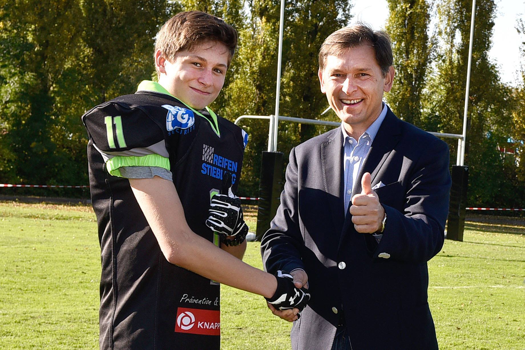 Jugendspieler Maximilian Weitz mit Hernes Oberbürgermeister Dr. Frank Dudda