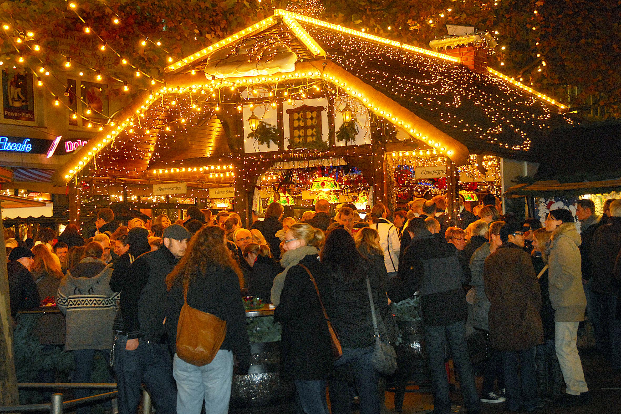 Besonders gesichert mit einem Sperr- und Zufahrtskonzept wird ab morgen der Weihnachtsmarkt in der Innenstadt sein.