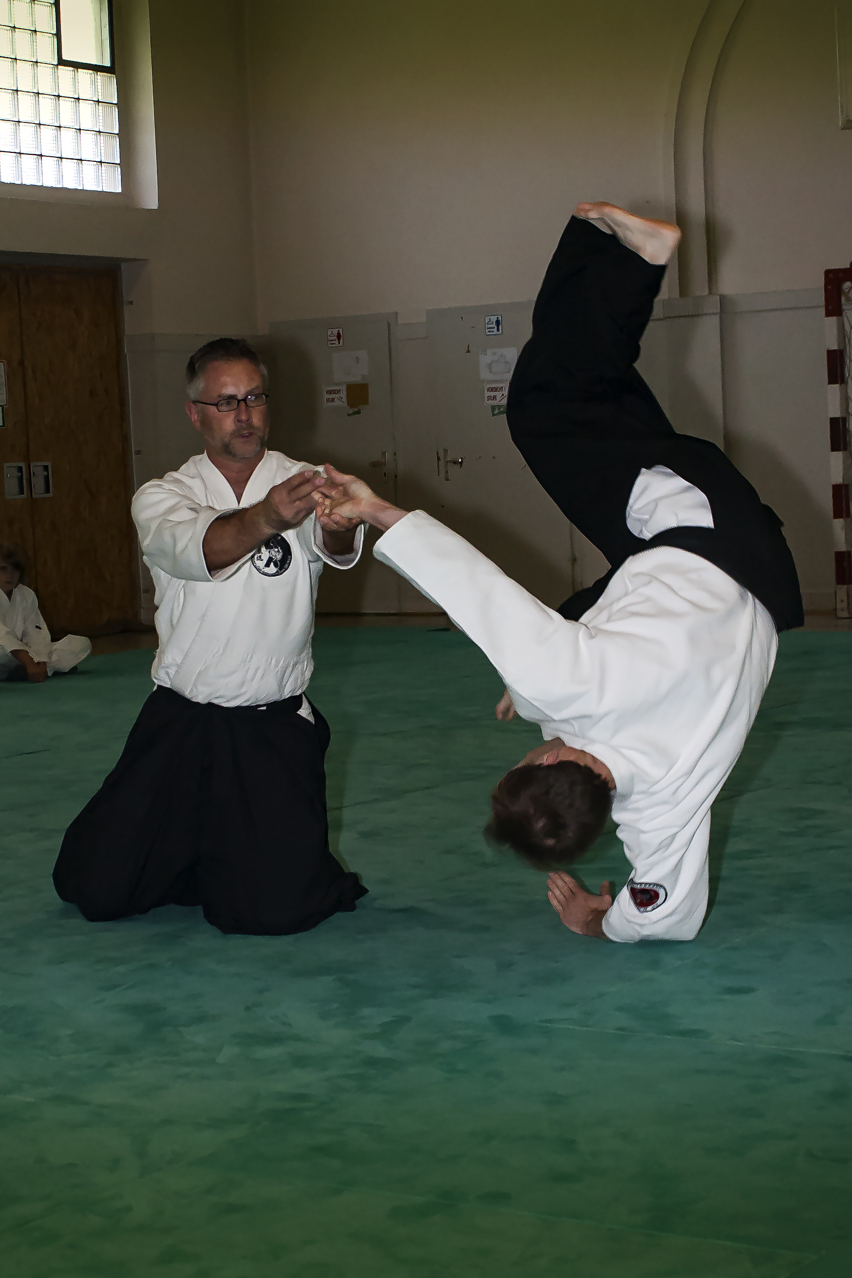 Frank Mercsak als Träger des 6. Dan Aikido (l.) zeigte Deeskalationstechniken auf