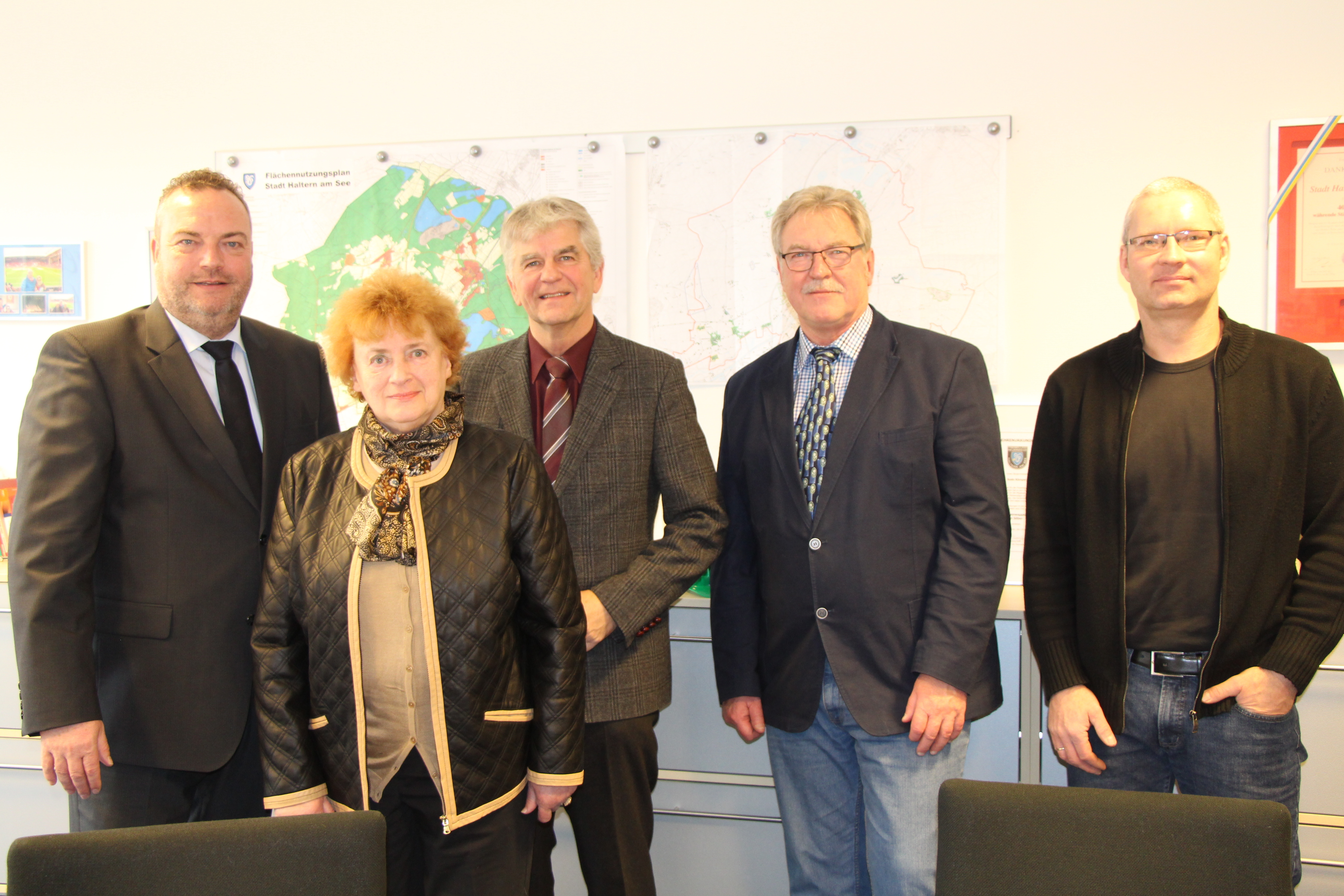Das Foto zeigt von links: Bürgermeister Bodo Klimpel, Sigrid Geipel, Otto K. Rohde, Jürgen Chmielek und Michael Schniederjan, Bereichsleiter Soziales in der Stadtverwaltung. Foto: Stadt