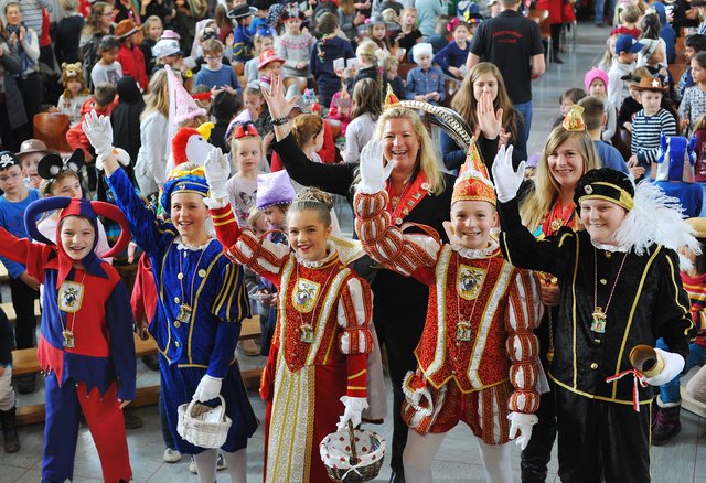 Premiere gelungen: An der Seite der Gromoka-Kinderprinzenführerinnen Biggi Donath (hinten links) und Vanessa Klein (hinten rechts) und umgeben von hunderten Schulkindern absolvierten Prinzenpaar und Gefolge die Proklamation in der Turnhalle der Lottenschule.