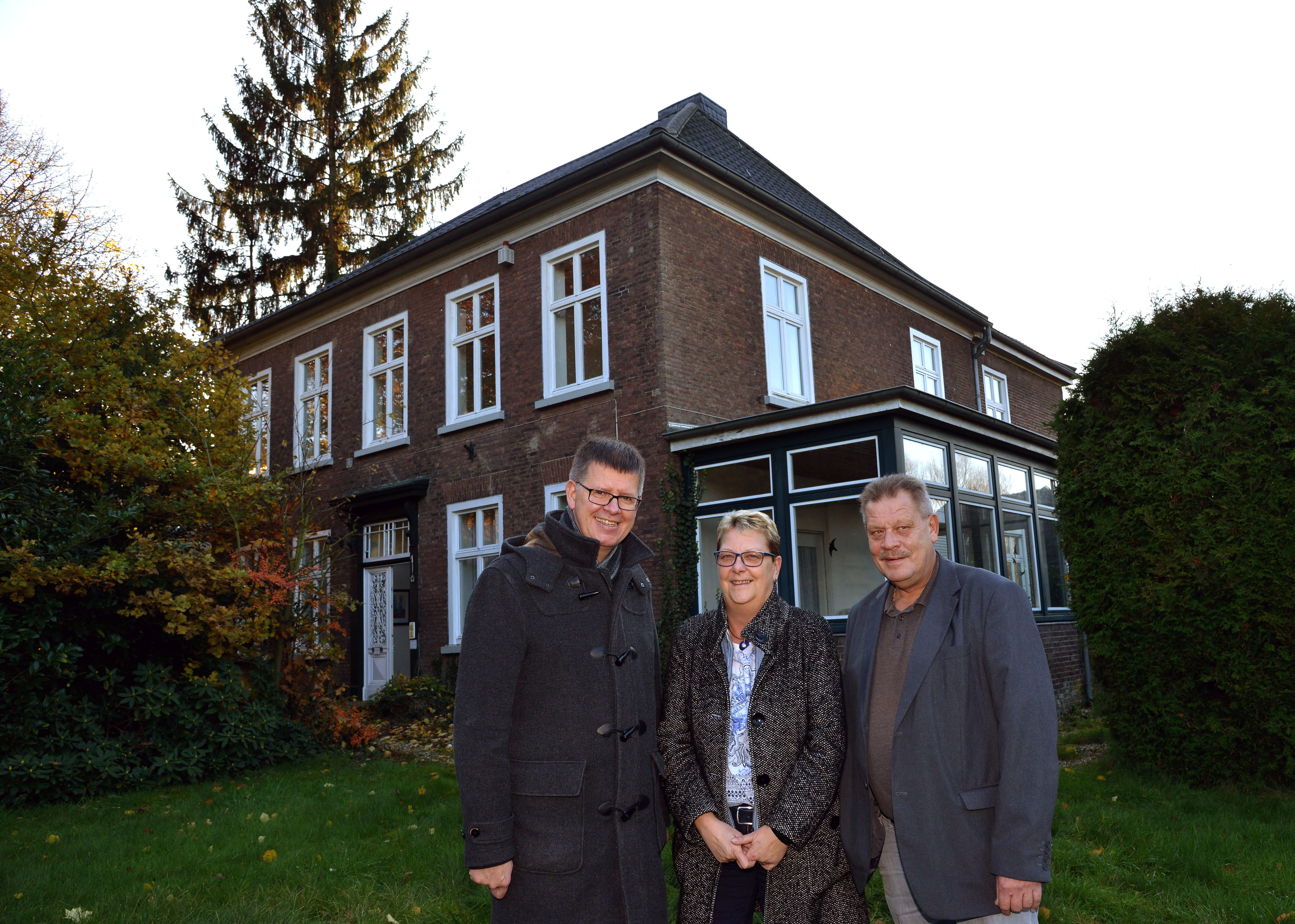 Freuen sich über die künftige Nutzung des Pfarrhauses in Donsbrüggen: Propst Johannes Mecking, Gabriele Remie und Ottmar Ricken (v.l.),
