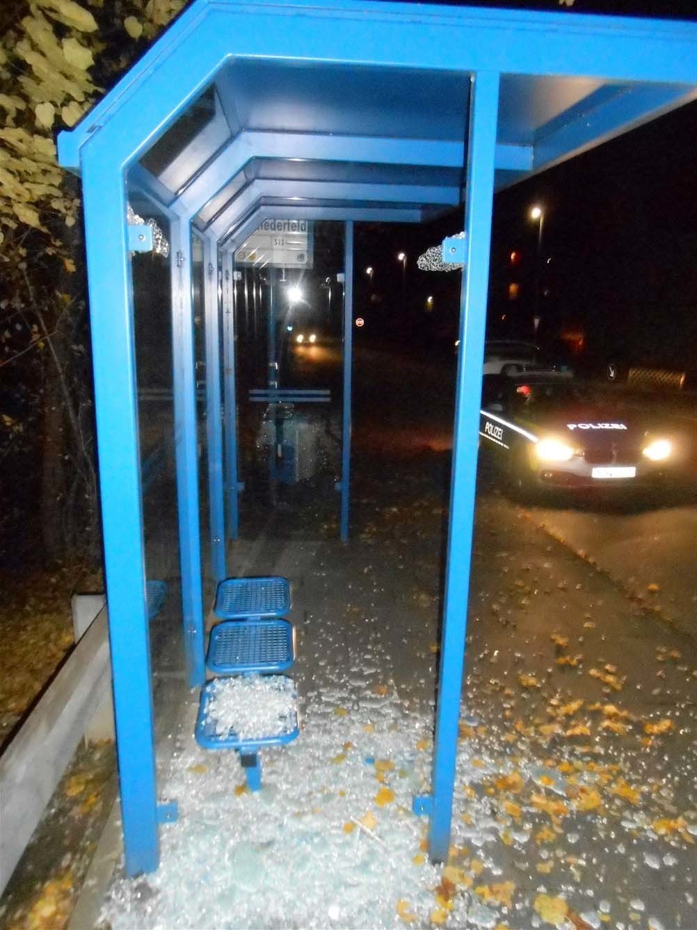 Die ramponierte Haltestelle. Foto: Polizei