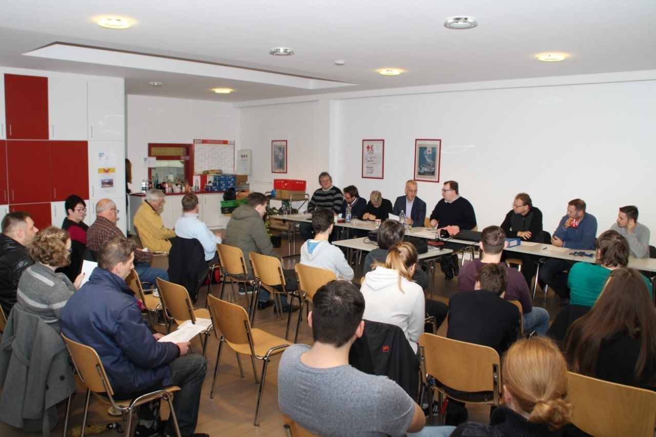 Kreisversammlung im DRK-Saal an der Voedestraße in Wattenscheid vor vollem Haus