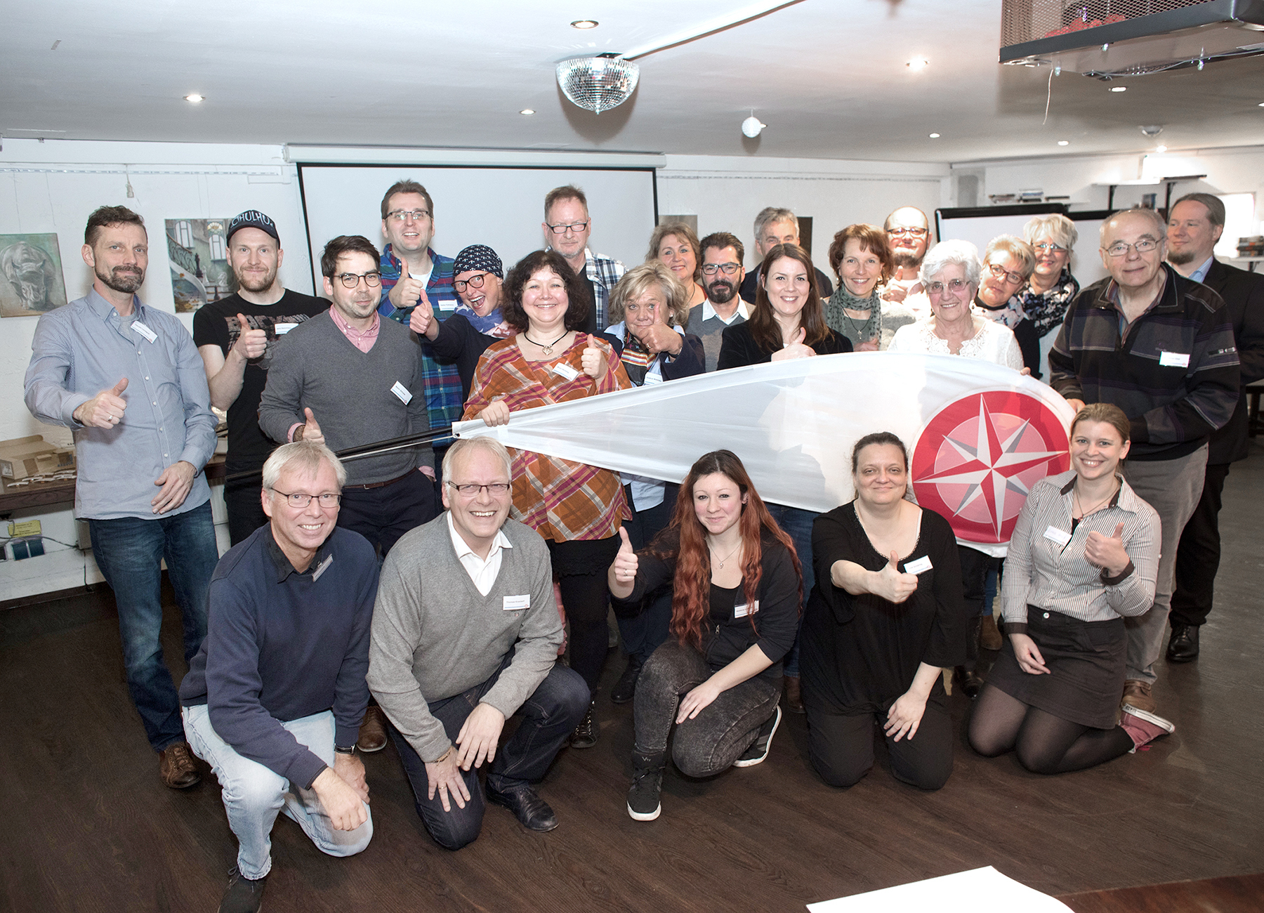 Gruppenbild und Daumen hoch für den Workshop zur Zukunft des Lokalkompasses. Foto: Lukas