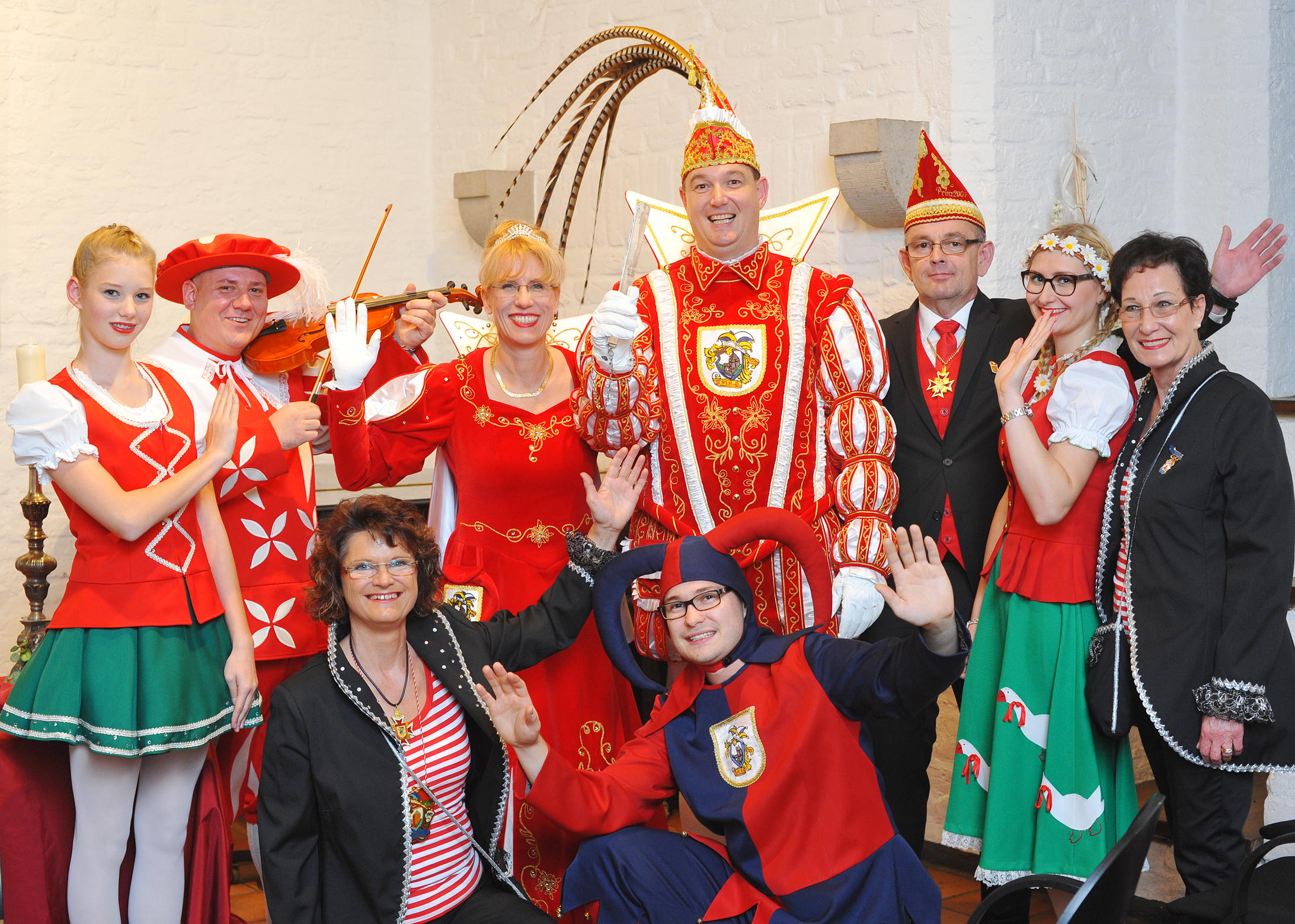 Vorstellung im Schelmentrum (von links): Gänselieschen Pauline Bremer (Tochter des Prinzenpaares), Spielmann Sebastian Wadenpohl, Hofdame Luise Albrecht, Prinzessin Petra, Schelm Alexander Iffland, Prinz Guido I. Adjutant Achim Bremer, Gänseliesel Jeantine Pietrzik und Hofdame Anne Bremer.