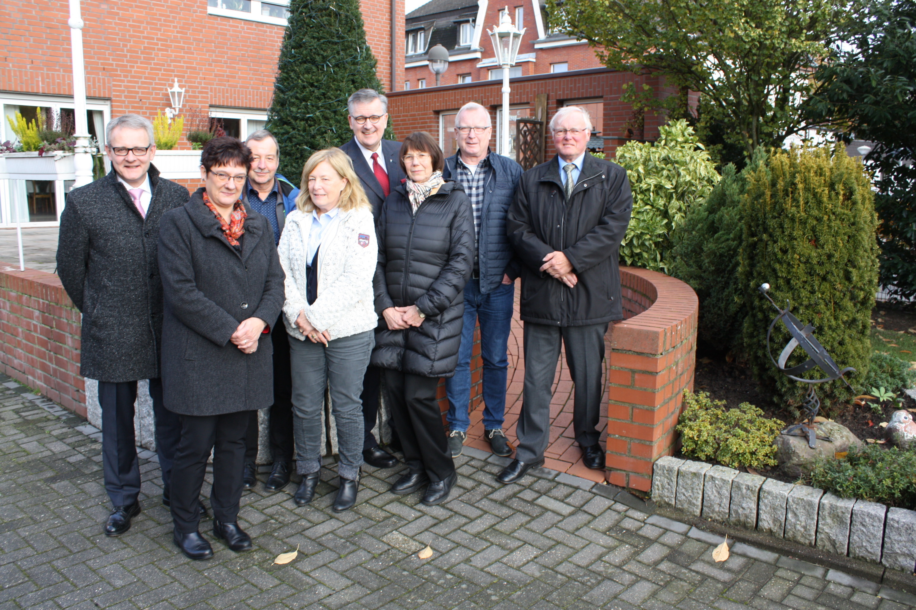 Auf dem Foto sind die Vertreterinnen und Vertreter des Vorstandes und des Caritasrates abgebildet.