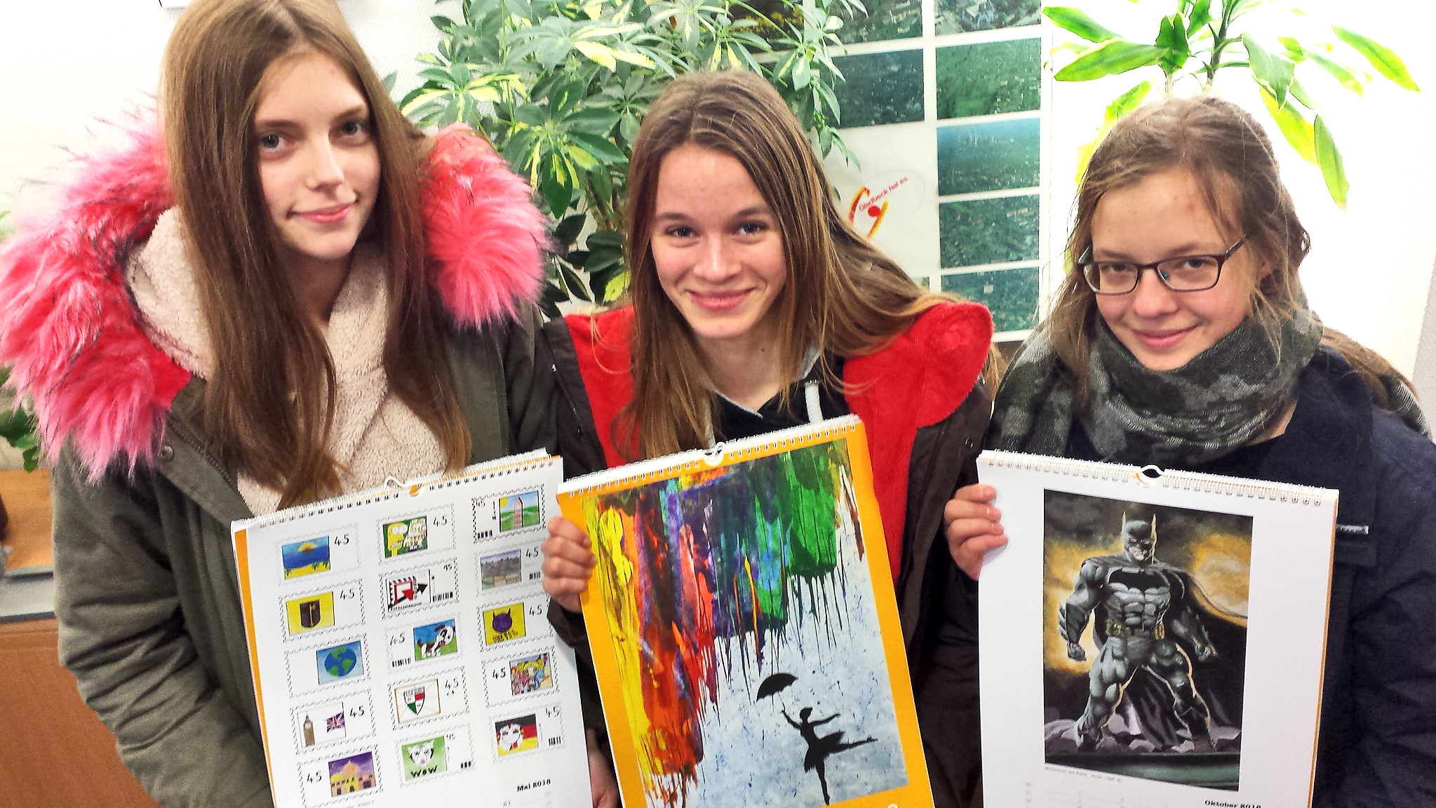 Jacqueline Grigo (14), Sina Rapien (13) und Sophie Bosatta (13) präsentieren stolz den Kunstkalender für das kommende Jahr. Foto: Borgwardt