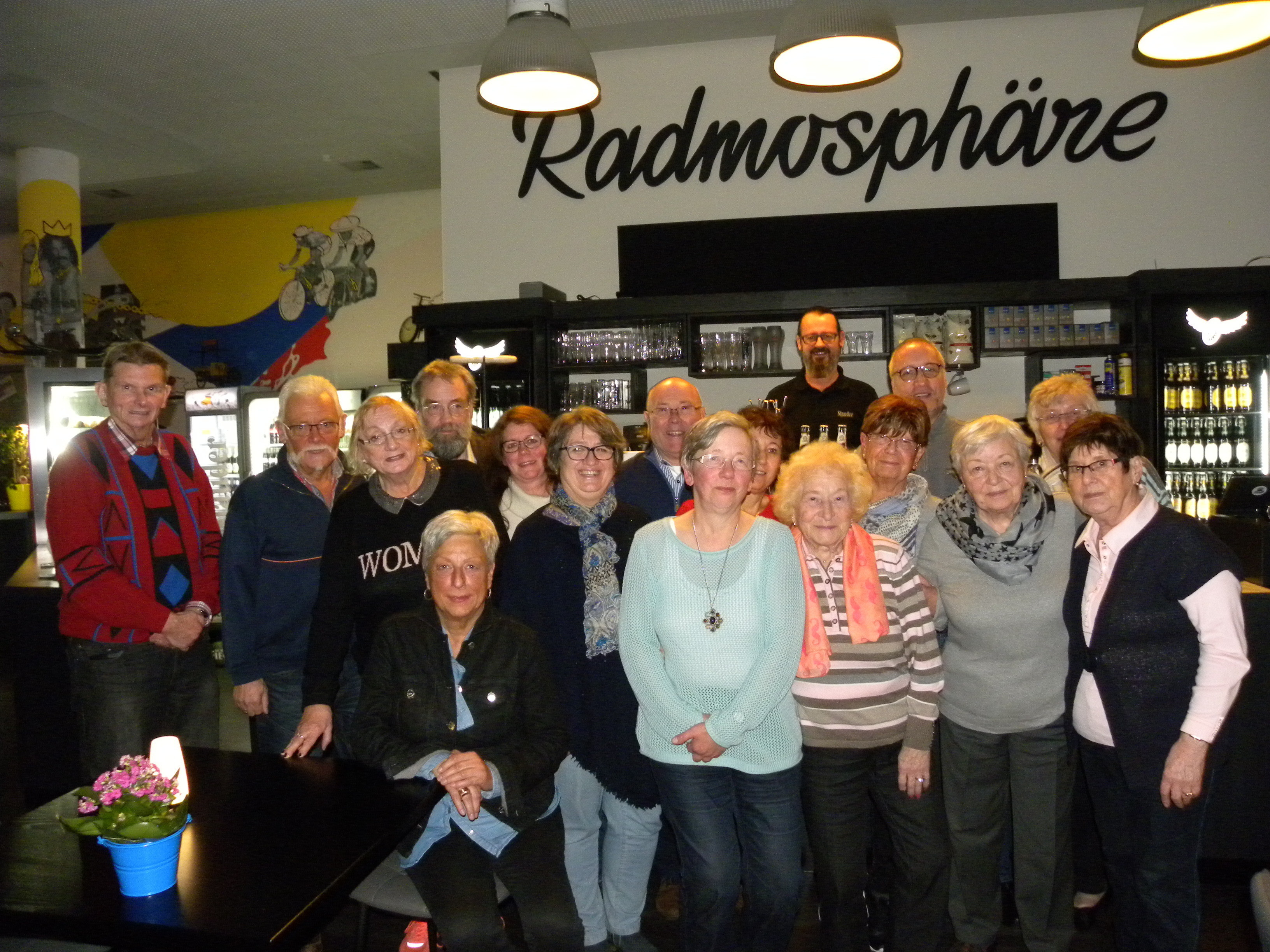 Der VHS-Kurs "Fundstücke im Essener Westen" besuchte das Café "Radmosphäre" am Niederfeldsee. Hinten: Inhaber Holger Kesting.