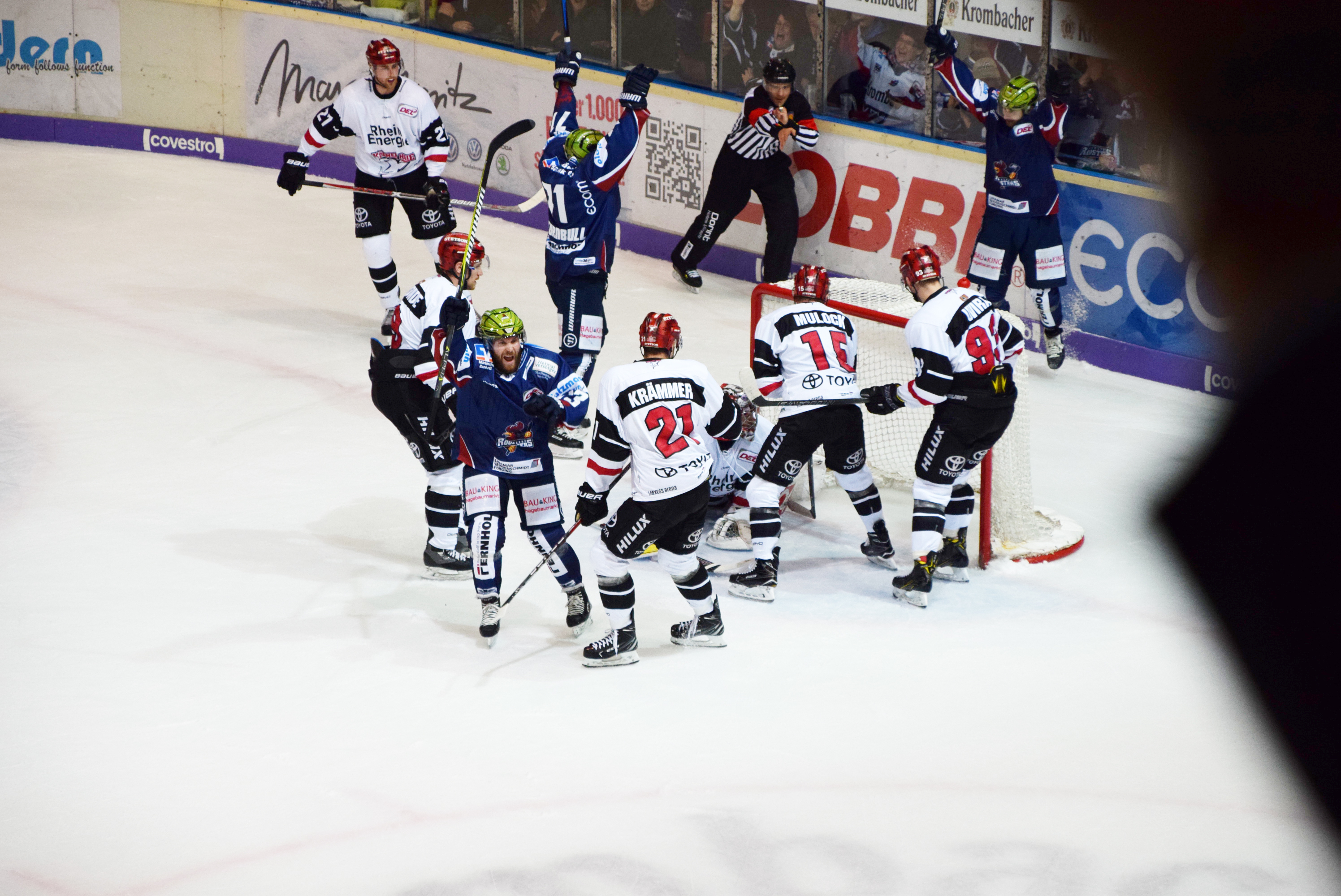 Mit seinem Treffer zum 1:3 brachte Travis Turnbull (Nr. 71) in dieser Szene die Iserlohn Roosters gegen Köln zurück ins Spiel. Foto: Günther