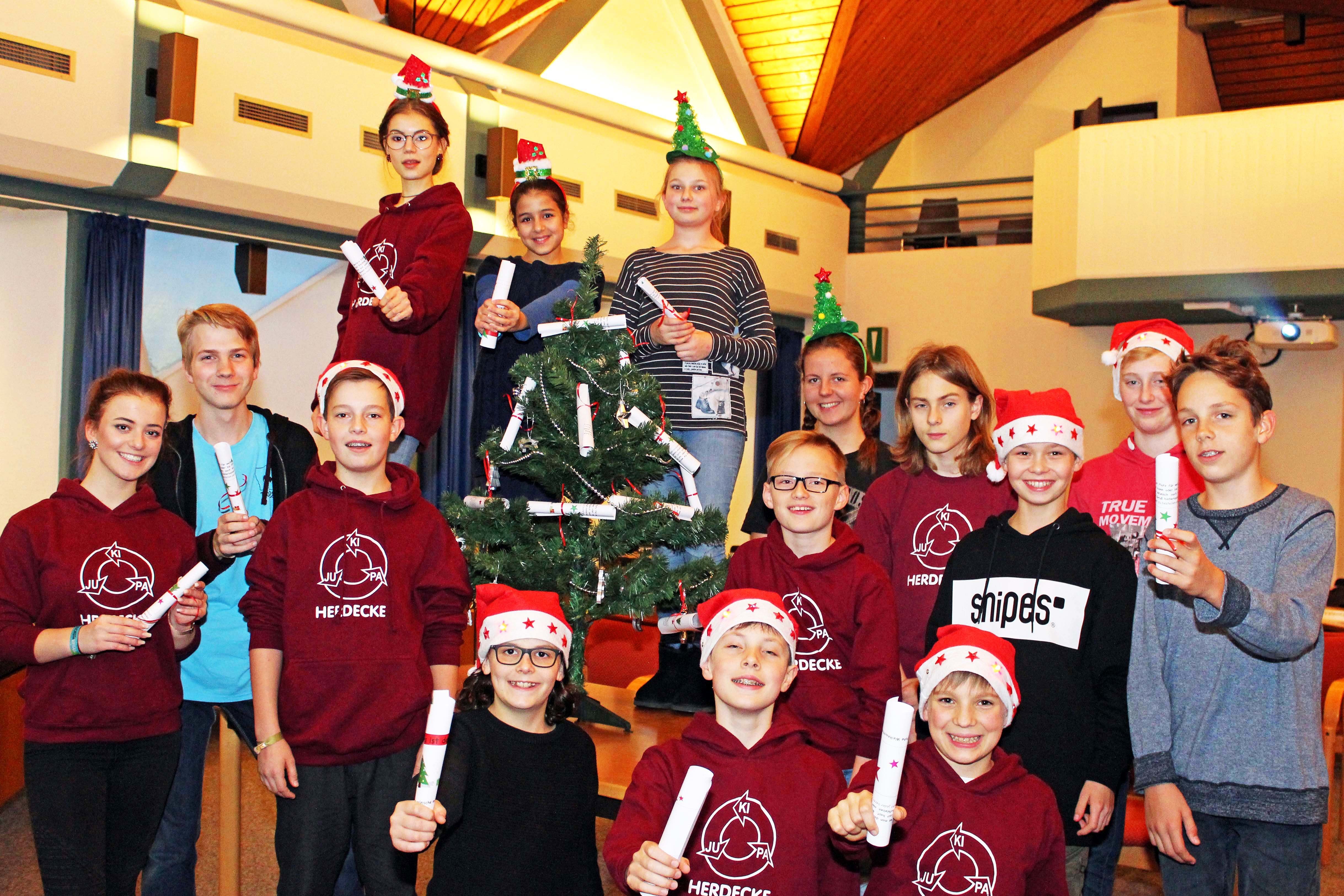 Die Mitglieder des Herdecker Kinder- und Jugendparlamentes machen schon weihnachtliche Stimmung im Herdecker Ratssaal: mit Wunschzetteln am Wunschbaum. Die preisgekrönte Wunschbaumaktion von Kindern für Kinder startet in der kommenden Woche.