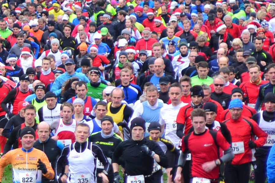 Hundert Läufer nehmen die 9,6 Kilometer lange Strecke auf sich.