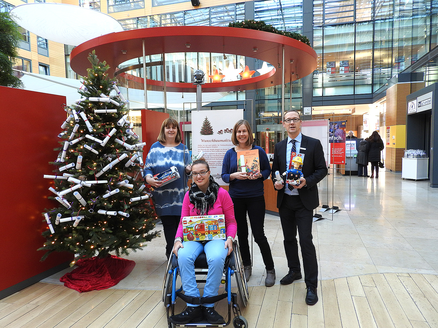 Auf dem Foto v.l.n.r.: Stephanie Krause, Ilona Brezer (beide Freiwilligenzentrale Hagen), Anja Majus (Caritas Hagen), Thorsten Irmer (Sparkasse HagenHerdecke).