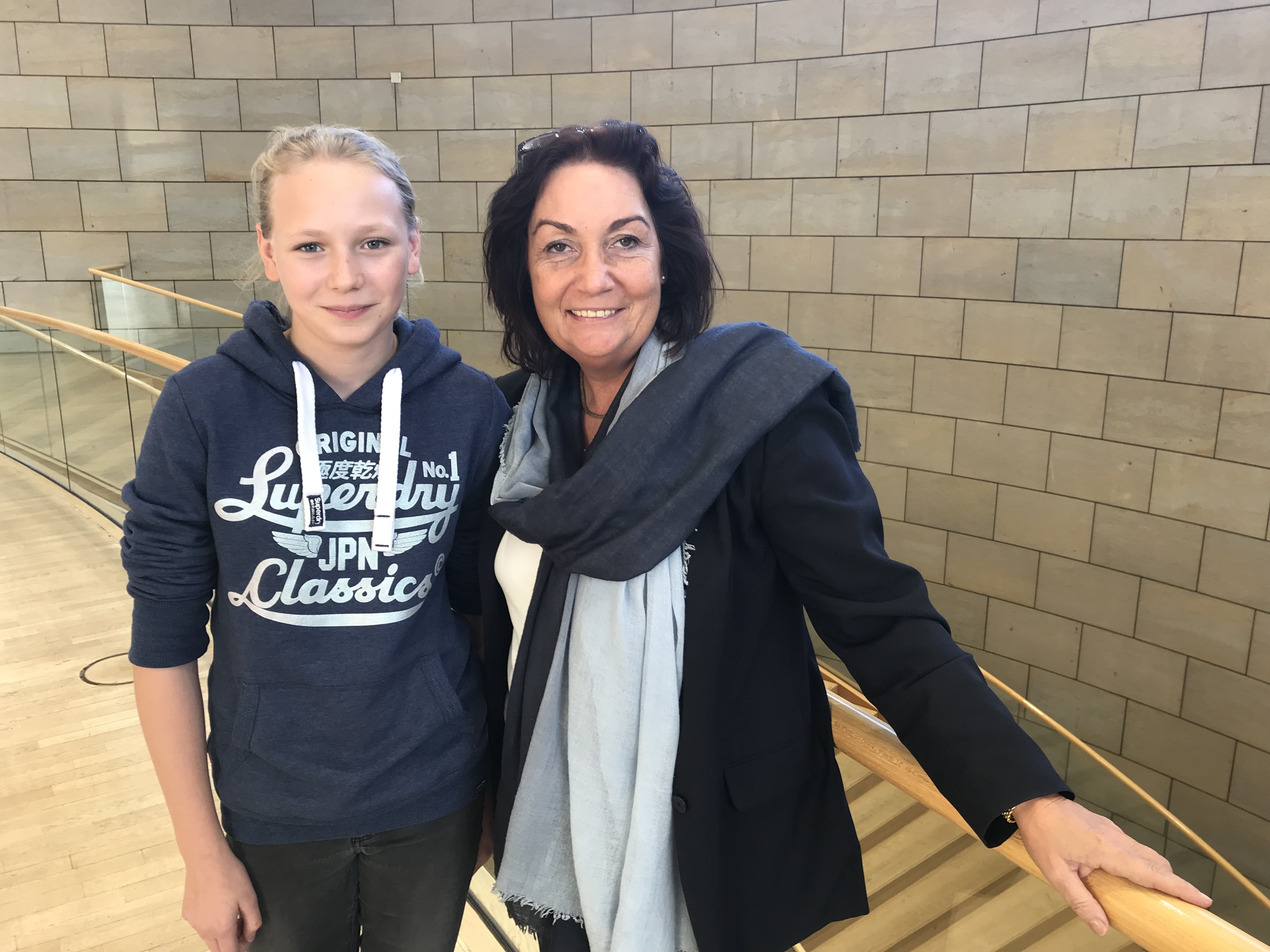 Paula Stamm durfte der Landtagsabgeordneten Claudia Schlottmann bei ihrer Arbeit über die Schulter blicken.