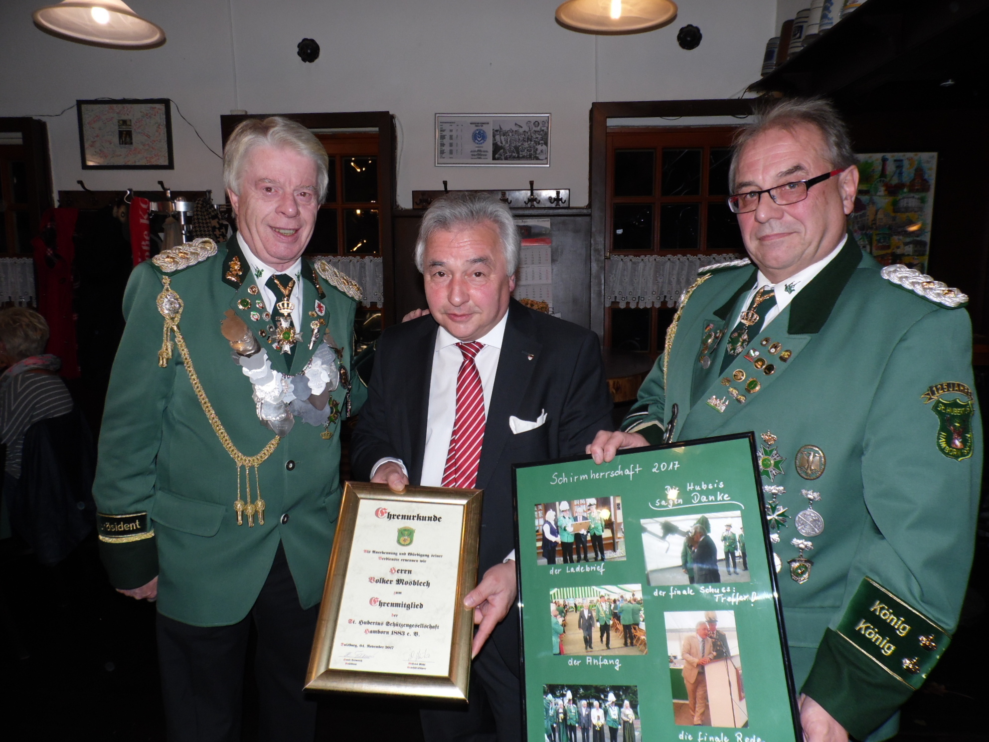 Präsident Horst Terworth (l.) und Oberst Wilfried Mühl überreichten dem neuen Ehrenmitglied, Bürgermeister Volker Mosblech, seine offizielle „Ernennungsurkunde“. Fotos: Herbert Rieser