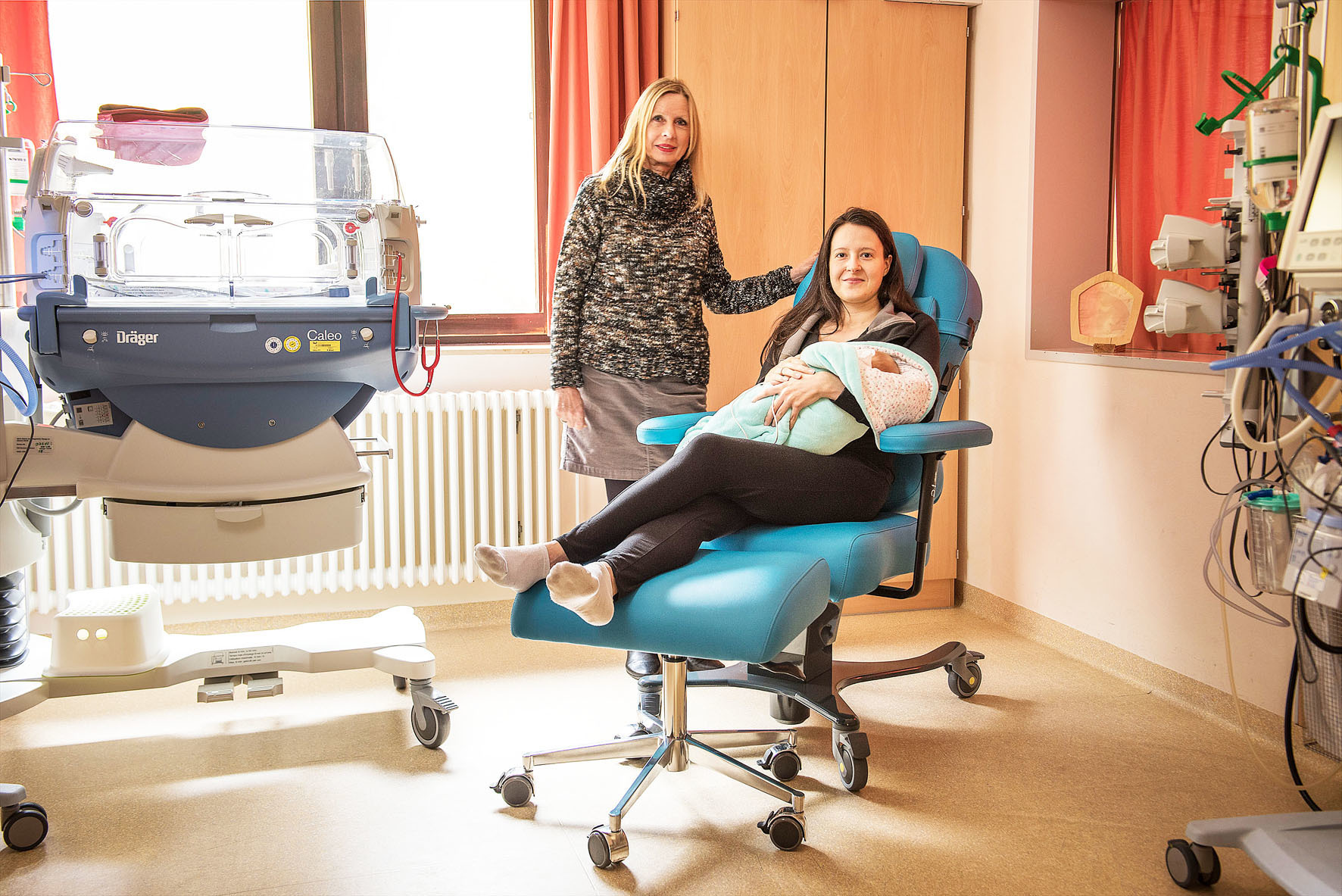 Gudrun Dannemann (l.) vom Verein Sterntaler e.V. freut sich über die neuen Stillstühle.