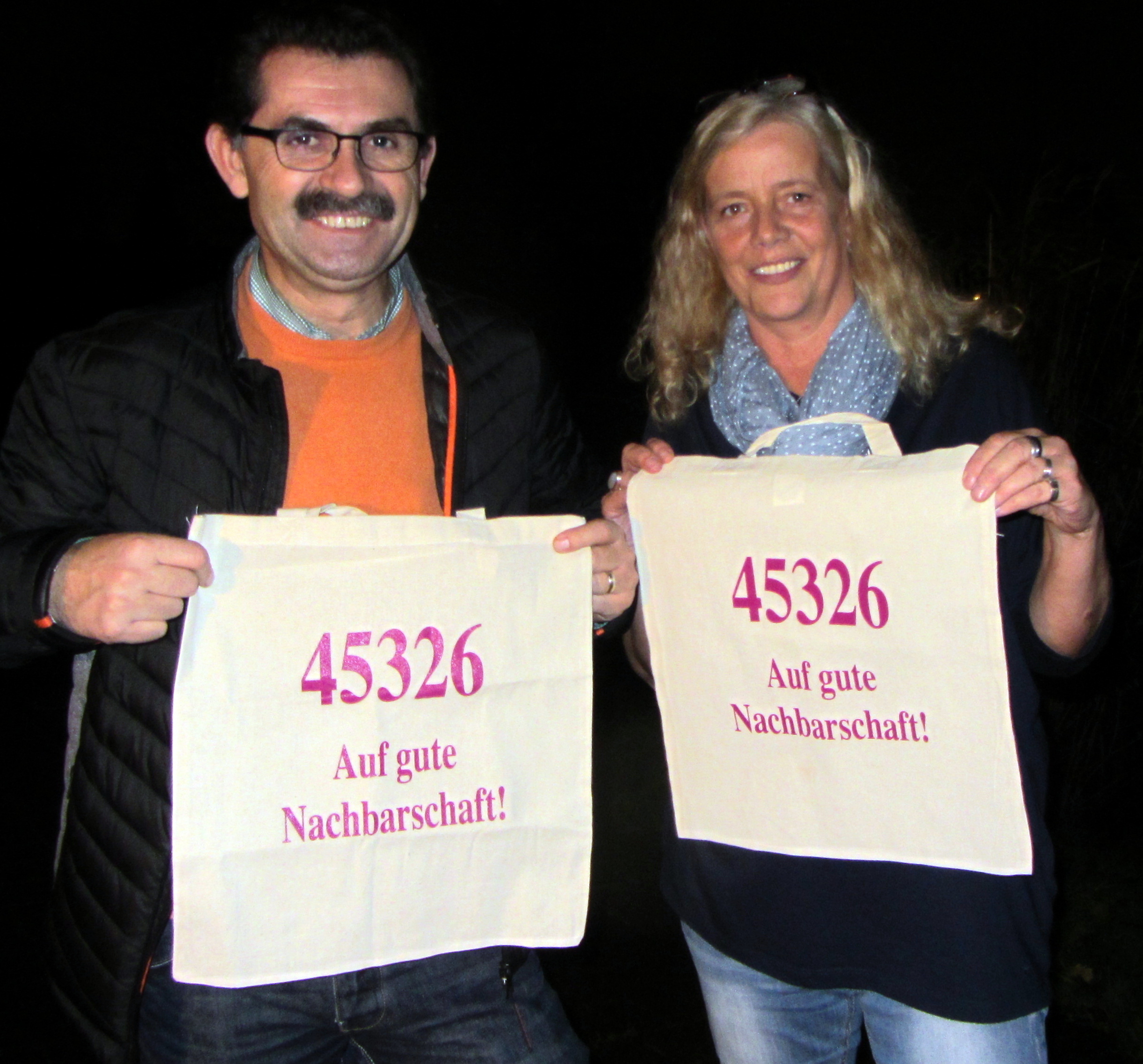 Turgay Tahtabas (Zukunft Bildungswerk) und Andrea Tröster (ISSAB) mit der "Nachbarschaftstasche" der Bürgerinitiative Gladbecker Straße (BIGLA), die anlässlich der Grünen Hauptstadt 2017 verteilt wird.