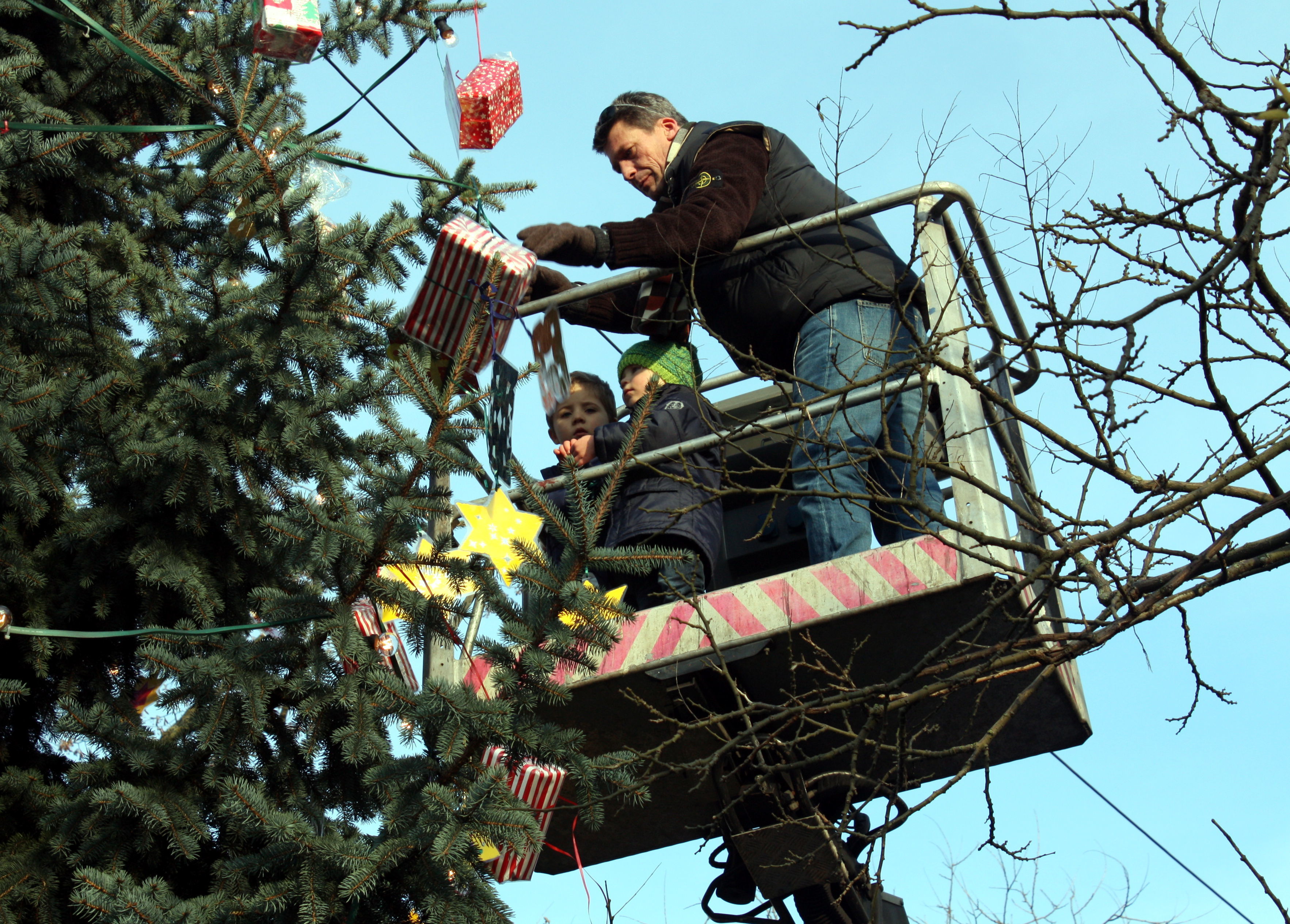 Der traditionelle Neumühler Weihnachtsbaum wird stets von Kindern und Jugendlichen aus dem Stadtteil festlich geschmückt. Fotos: Reiner Terhorst