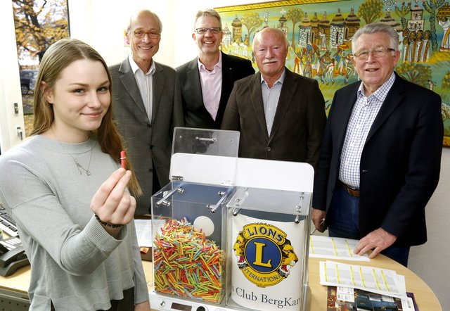 Ziehung der Gewinnnummern des Weihnachtskalenders Lionsclub BergKamen
vlnr
Glücksfee Marleen Ehringhausen
Dr Hubert Brinkschulte
Michael Blumrich
Ernst Schregel
Friedrich-Wilhelm Brumberg