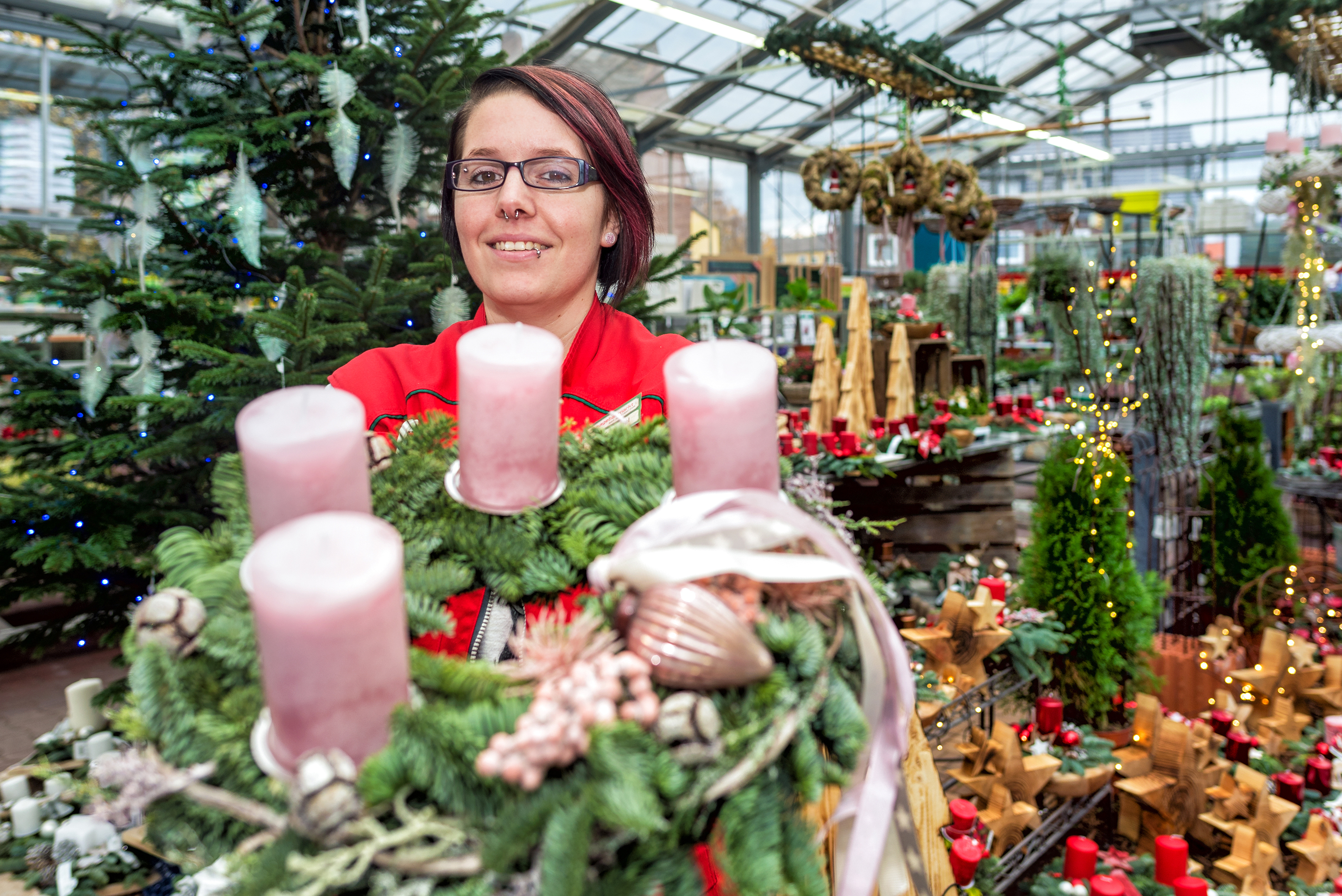 Nadine Frommel vom Langenfelder Hagebaumarkt-Team zaubert in überschaubarer Zeit zauberhafte Adventskränze. Foto: Stefan Pollmanns