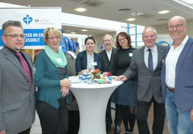 Zu dieser Pressemitteilung versenden wir ein Gruppenfoto, das die Referenten und das Team des Diabeteszentrums des EK Unna zeigt (v.l. Dr. Frank Reinhardt, Beate Schulte, Sunay Bayram, Dr. Ralf Dollenkamp, Susanne Döring, Dr. Rainer Kunterding, Dr. Peter Puth), sowie zwei weitere Fotos der Veranstaltung.