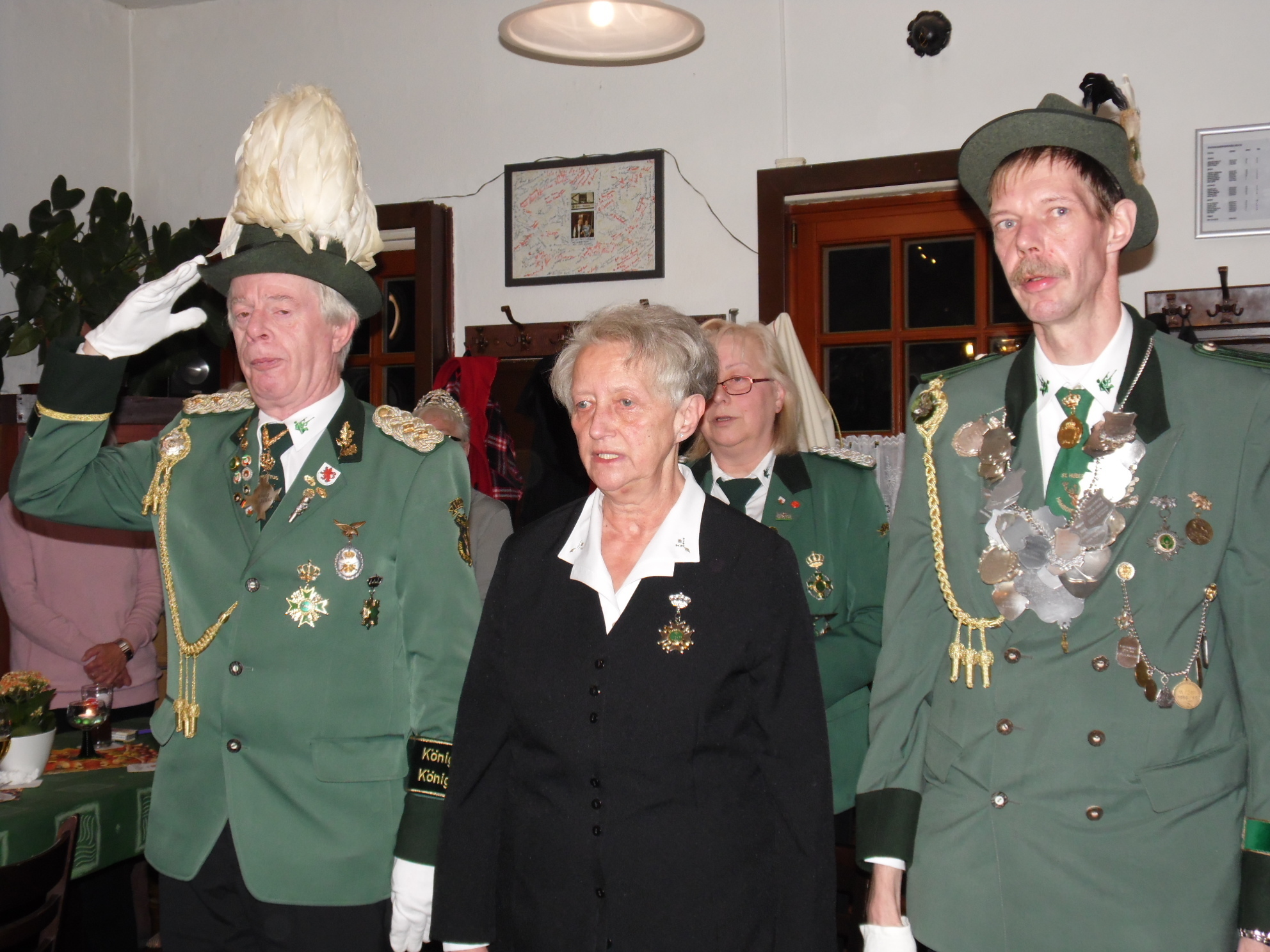 Das scheidende Tageskönigspaar Horst und Gisela Terworth machte Platz für den neuen Tageskönig Horst-Bodo Abels (v.l.), der beim traditionellen Hubertusfest feierlich inthronisiert wurde.