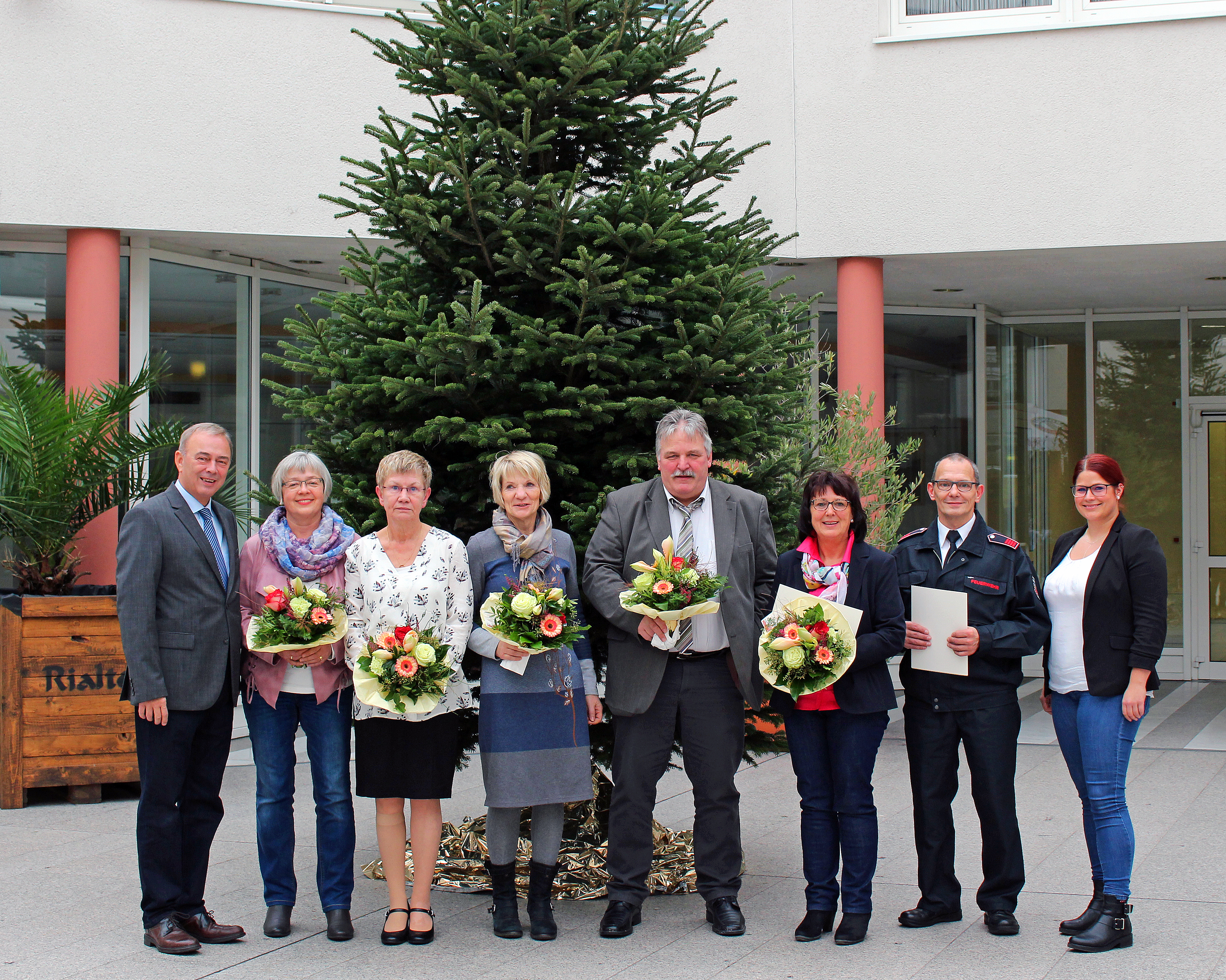 Bürgermeister Werner Kolter verabschiedete und ehrte (v.l.): Doris Tönnies, Petra Westerhoff, Doris Weierke, Ulrich Seliger, Dagmar Berenberg, Daniel Kunze, Stellvertretende Personalratsvorsitzende Pia Neumann