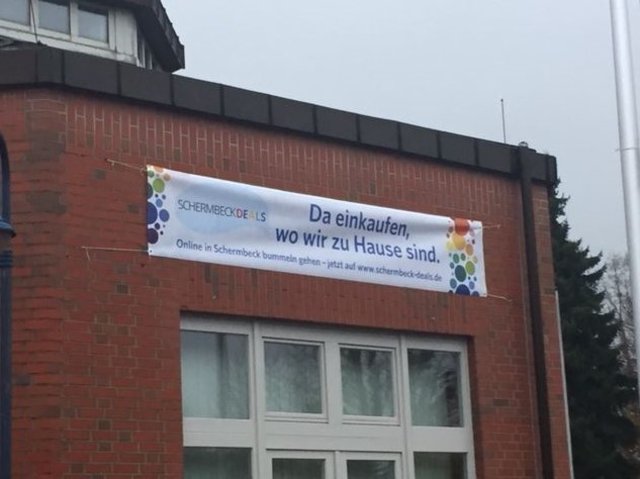 Mit großen Bannern, unter anderem am Rathaus aufgehängt, wirbt der Verein für den Einkauf vor Ort.