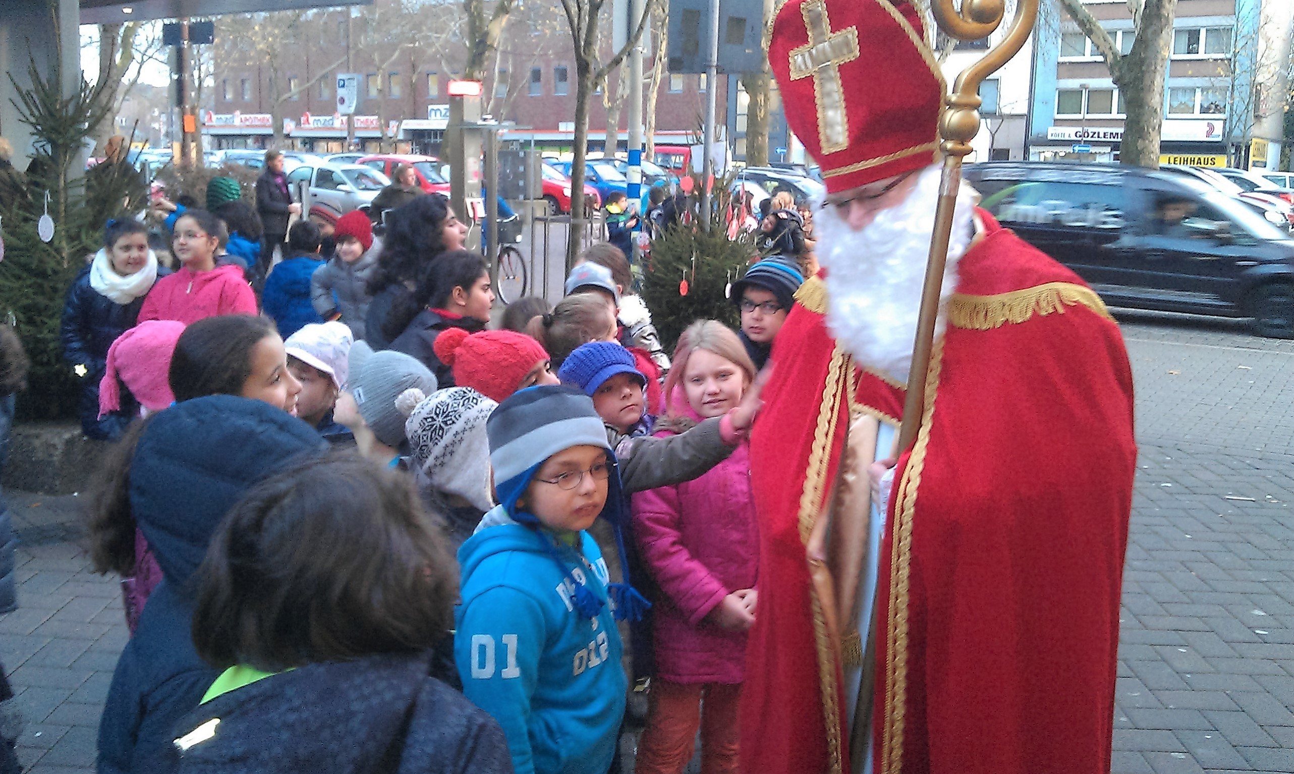 Der Nikolaus und die Aktiven des Werberings Hamborn überreichen jedem teilnehmenden Schulkind einen Stutenkerl. Zudem gibt’s noch Geld für die Klassenkasse. Fotos: Archiv Werbering