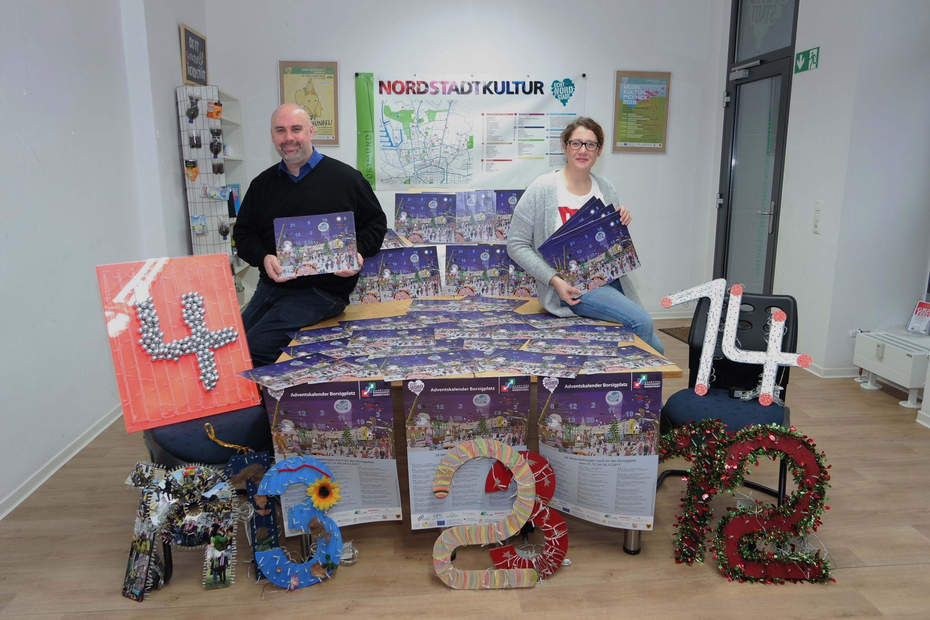 Zeichner Tobias Marx (l.) und Quartiersmanagerin Jana Heger präsentierten den ab sofort erhältlichen Adventskalender Borsigplatz im Kleinformat. Unter derselben Überschrift lockt zudem im Advent, täglich vom 1. bis zum 24.12., ein vorweihnachtliches Programm an diversen Orten im Borsigplatz-Viertel.